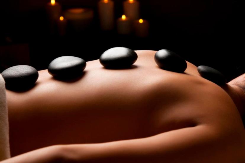 Muguras, kakla daļas masāža + masāža ar karstajiem akmeņiem + dāvana