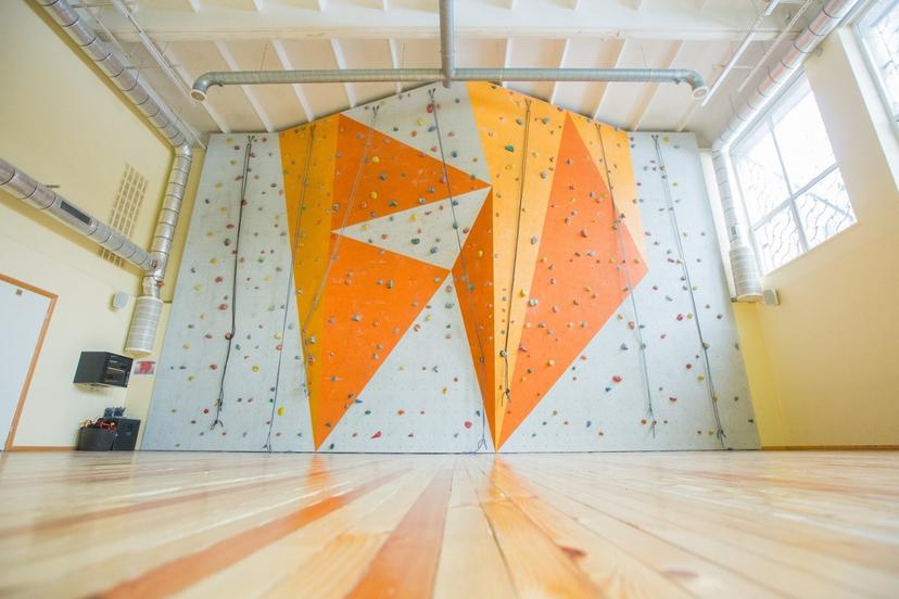 Klinšu kāpšana Ķīpsalas peldbaseina sporta kompleksā