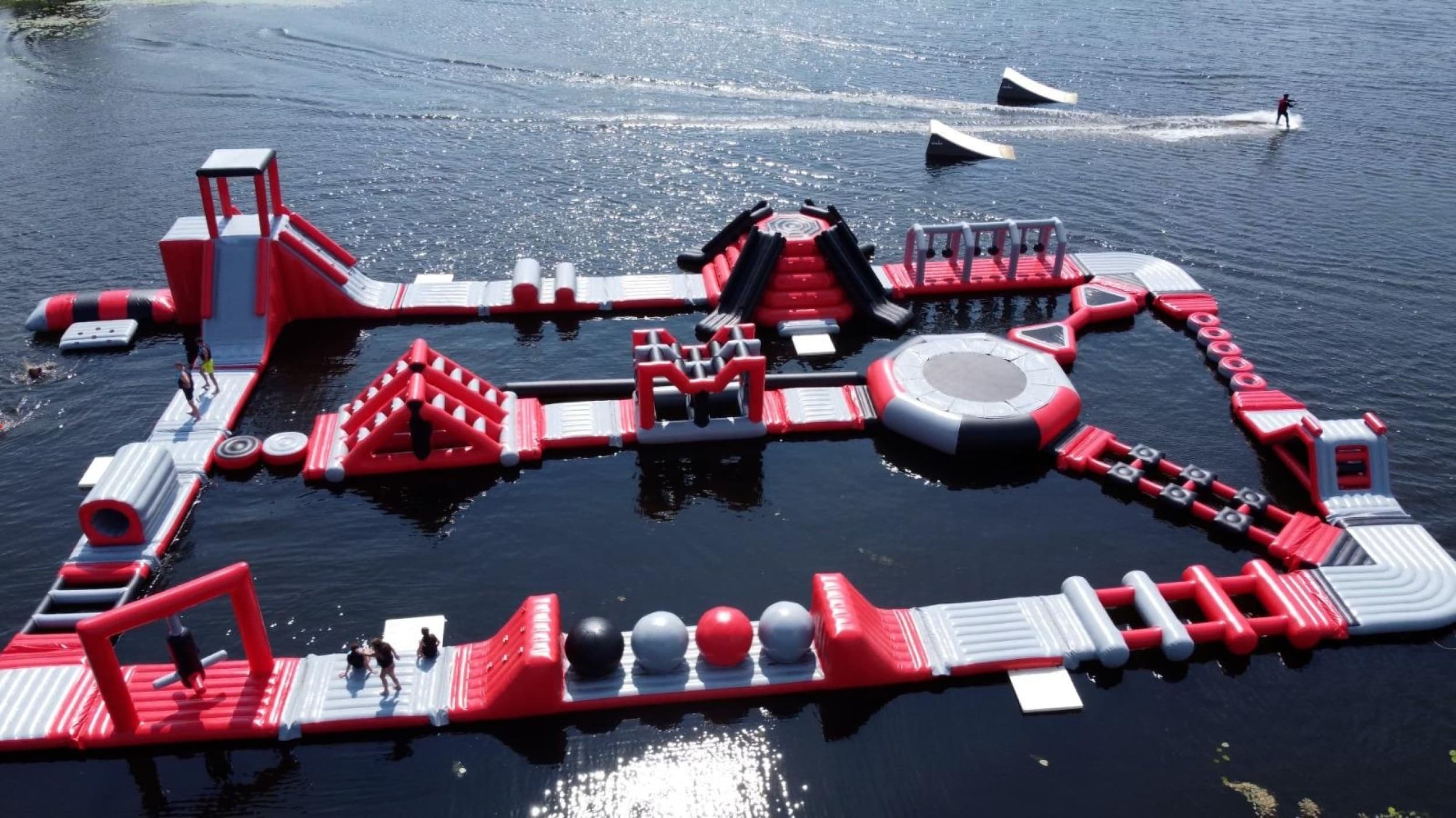 Посещение надувных водных аттракционов в Краславе | Davanu Serviss