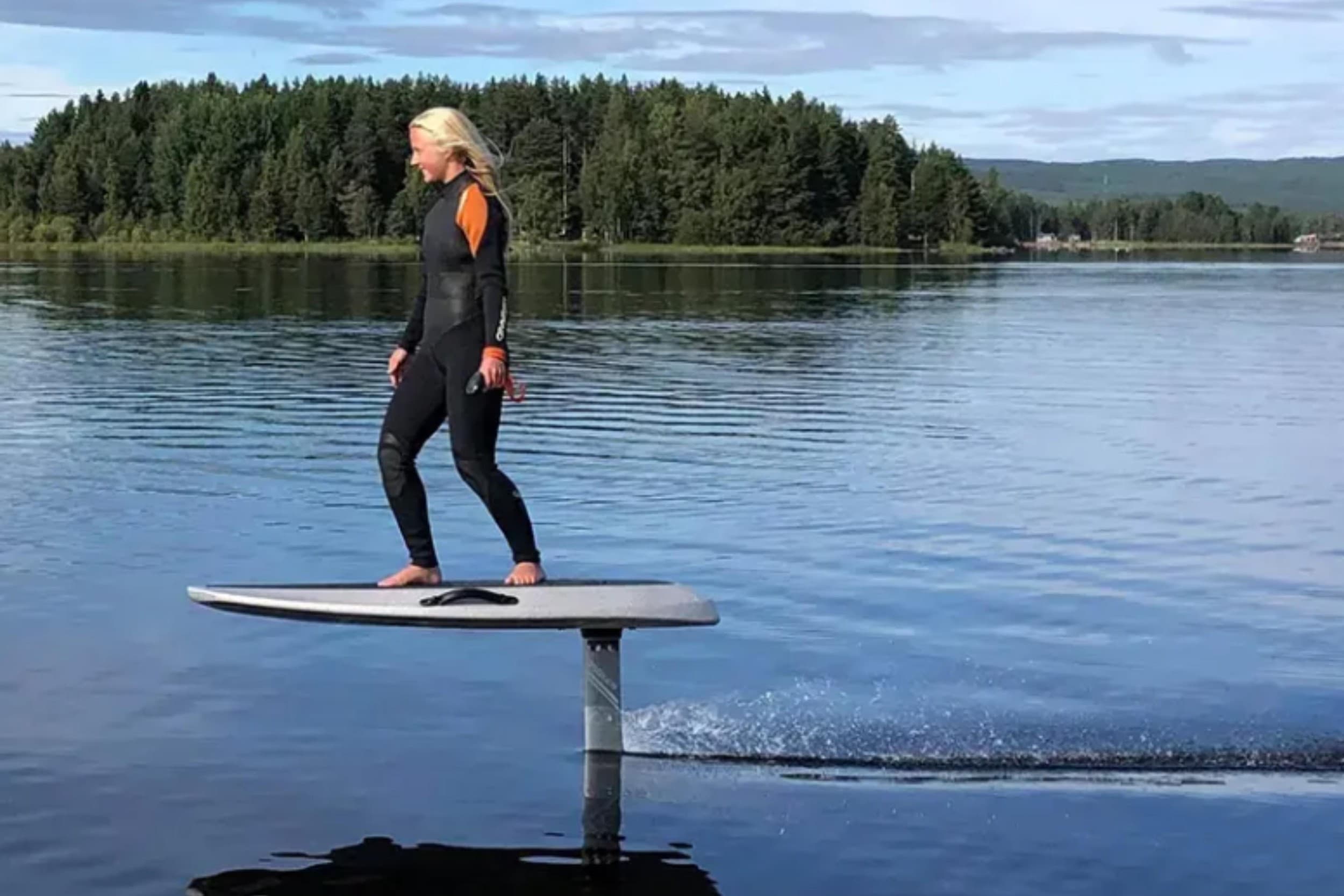 Lidojums virs ūdens ar e-Foil dēli