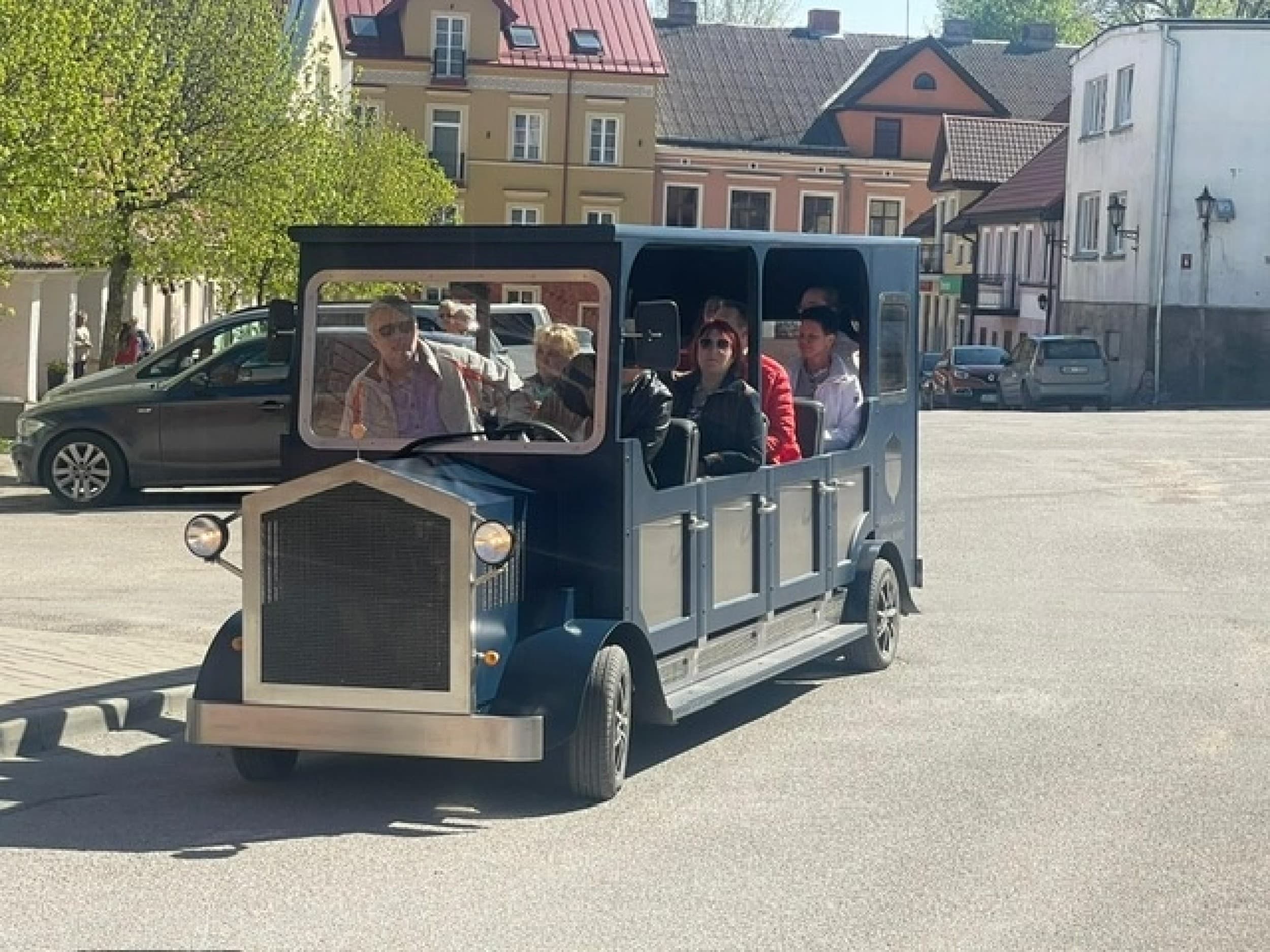 Частная поездка на ретро автомобиле "Zīle" по Кандаве для компании