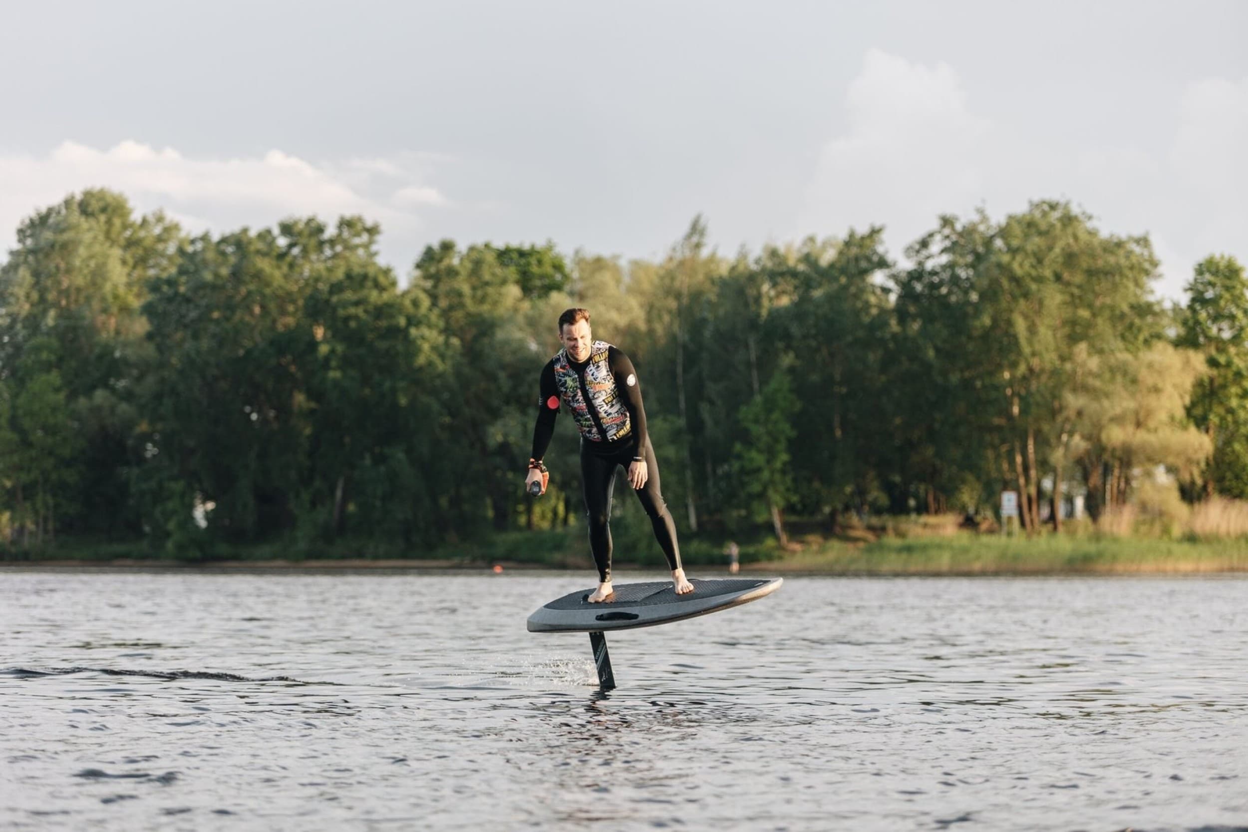E-foil piedzīvojums Rīgas ūdeņos – 60 min. lidojums virs ūdens | Davanu Serviss
