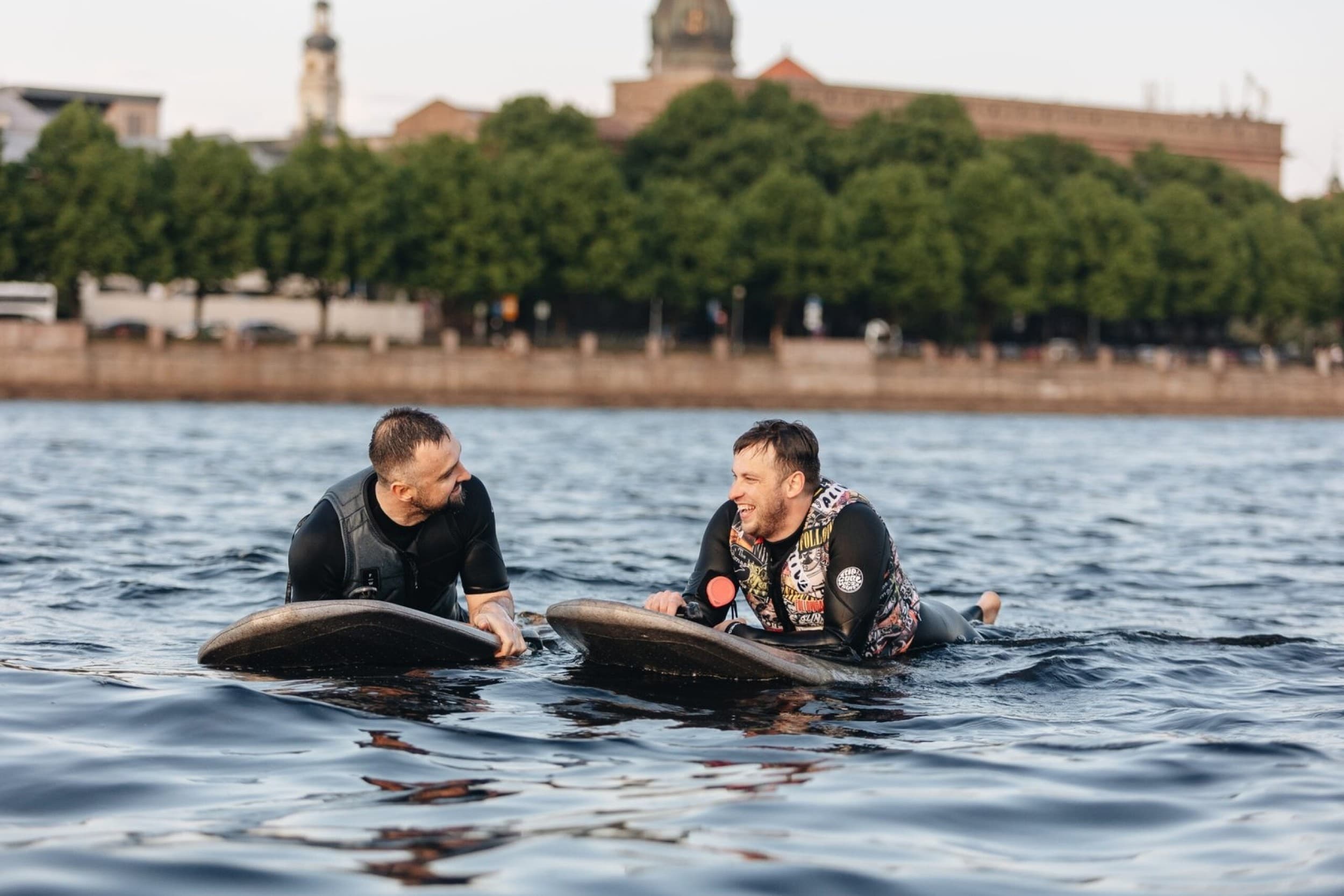 E-foil piedzīvojums Rīgas ūdeņos – 60 min. lidojums virs ūdens | Davanu Serviss