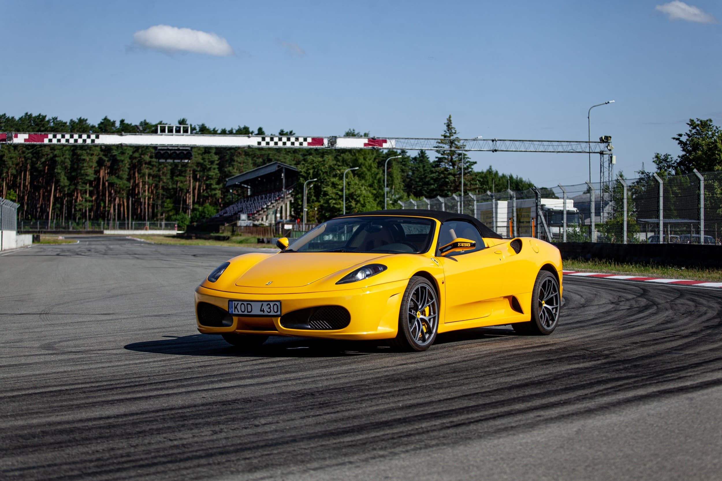 SuperDrive: Ferrari vai Lamborghini stūrēšana (4 apļi) | Davanu Serviss