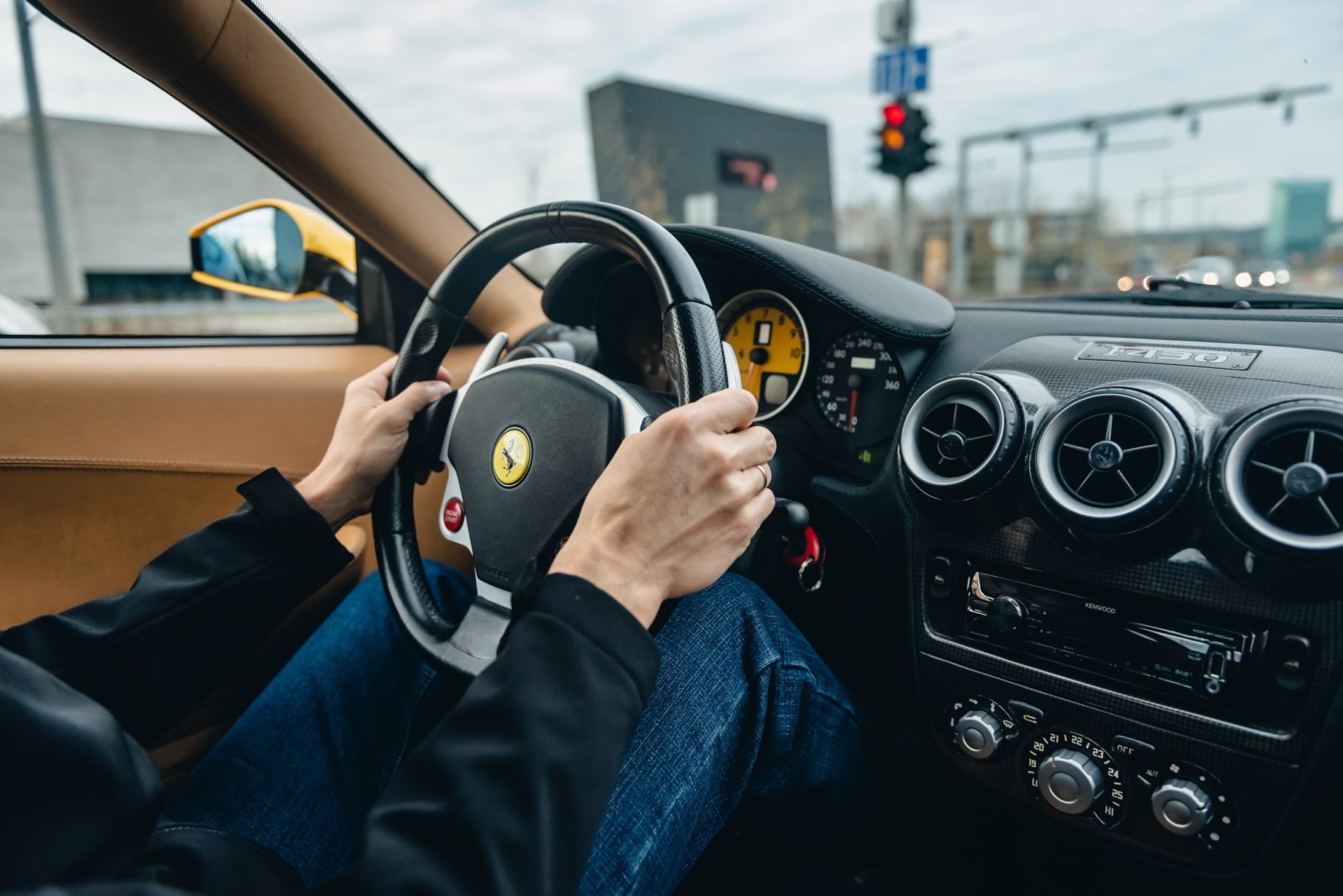 SuperDrive: Ferrari vai Lamborghini stūrēšana (4 apļi) | Davanu Serviss
