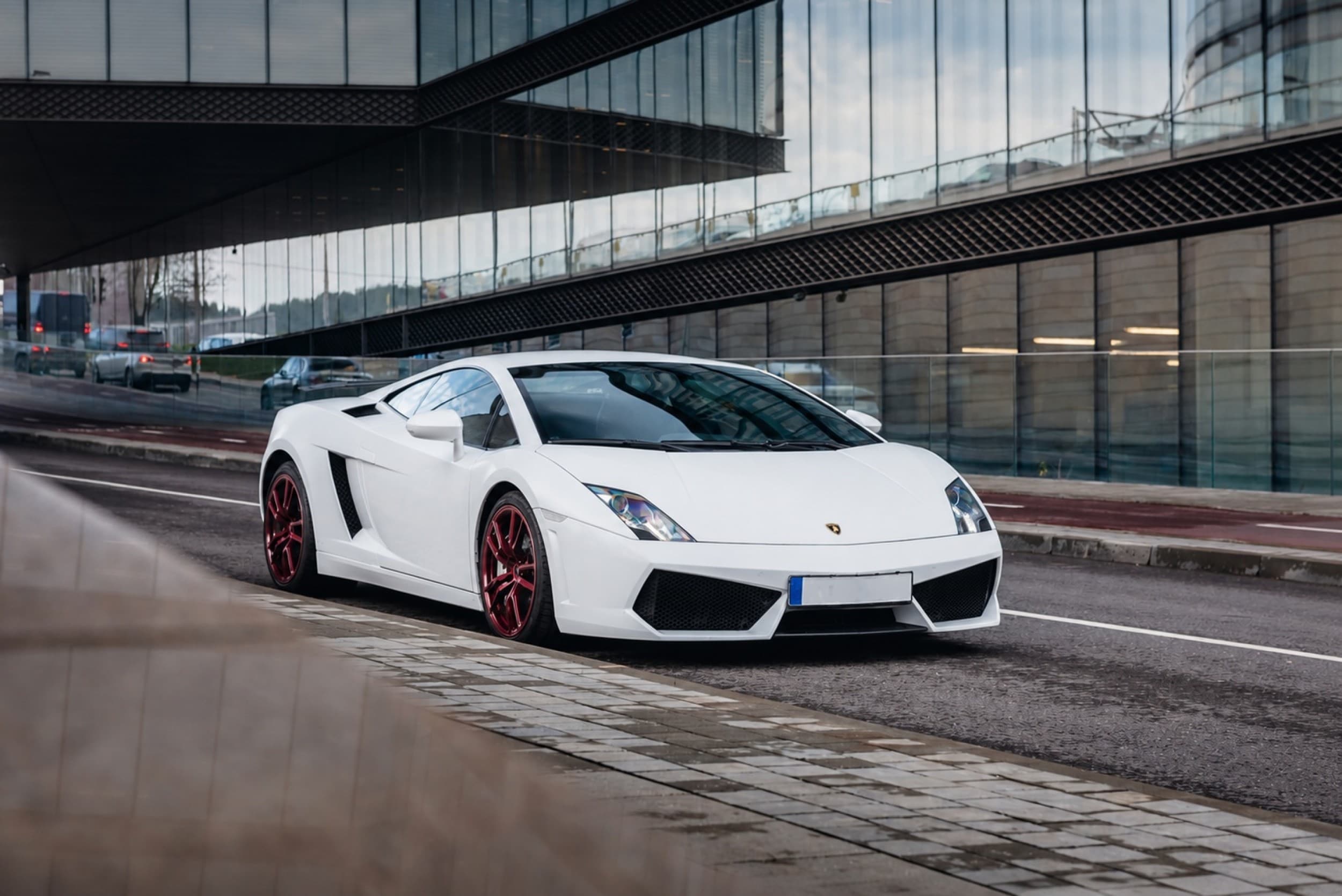 SuperDrive: pie Ferrari un Lamborghini stūres (4+4 apļi) | Davanu Serviss