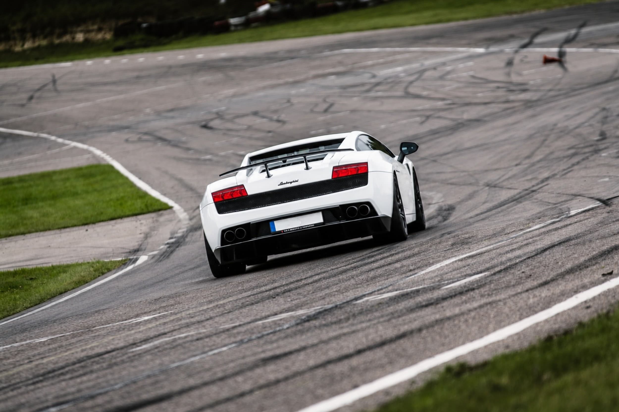SuperDrive: pie Ferrari un Lamborghini stūres (4+4 apļi) | Davanu Serviss