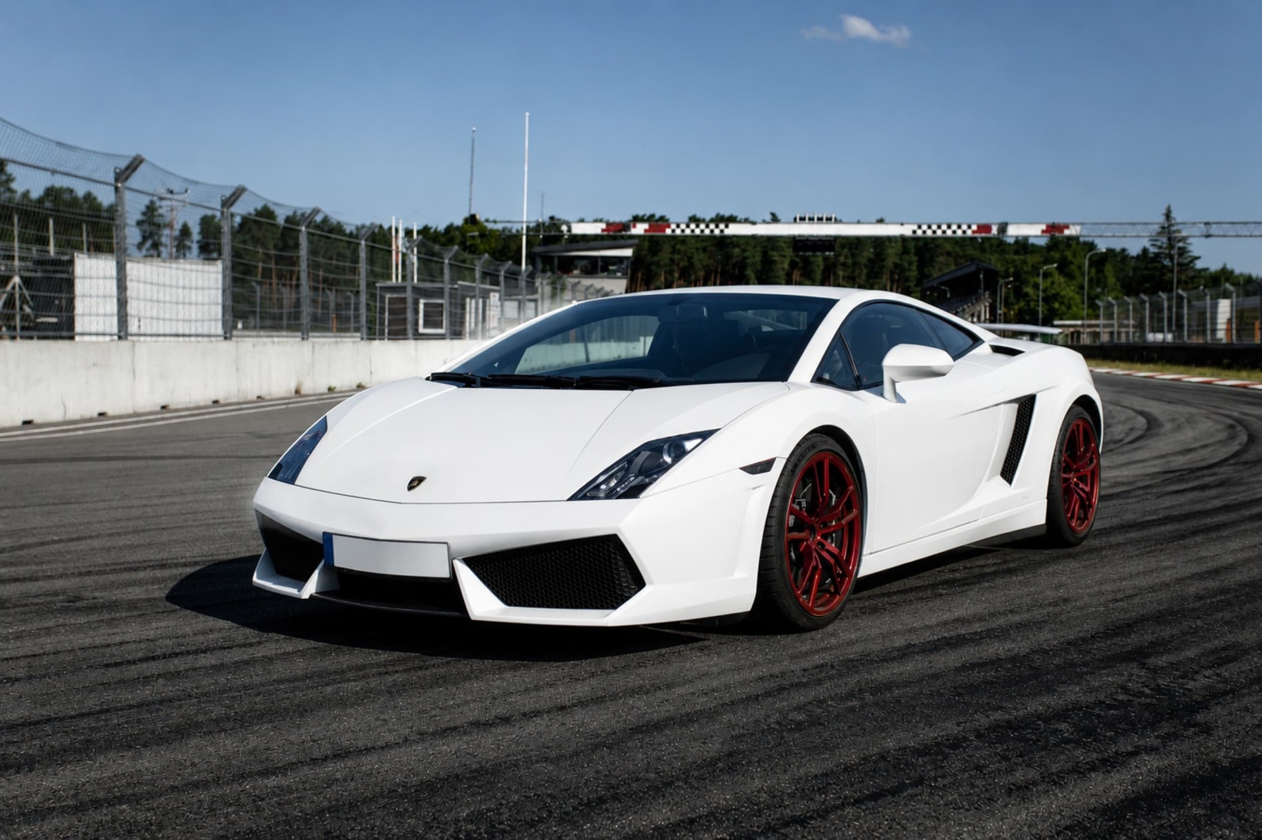 SuperDrive: pie Ferrari un Lamborghini stūres (4+4 apļi) | Davanu Serviss