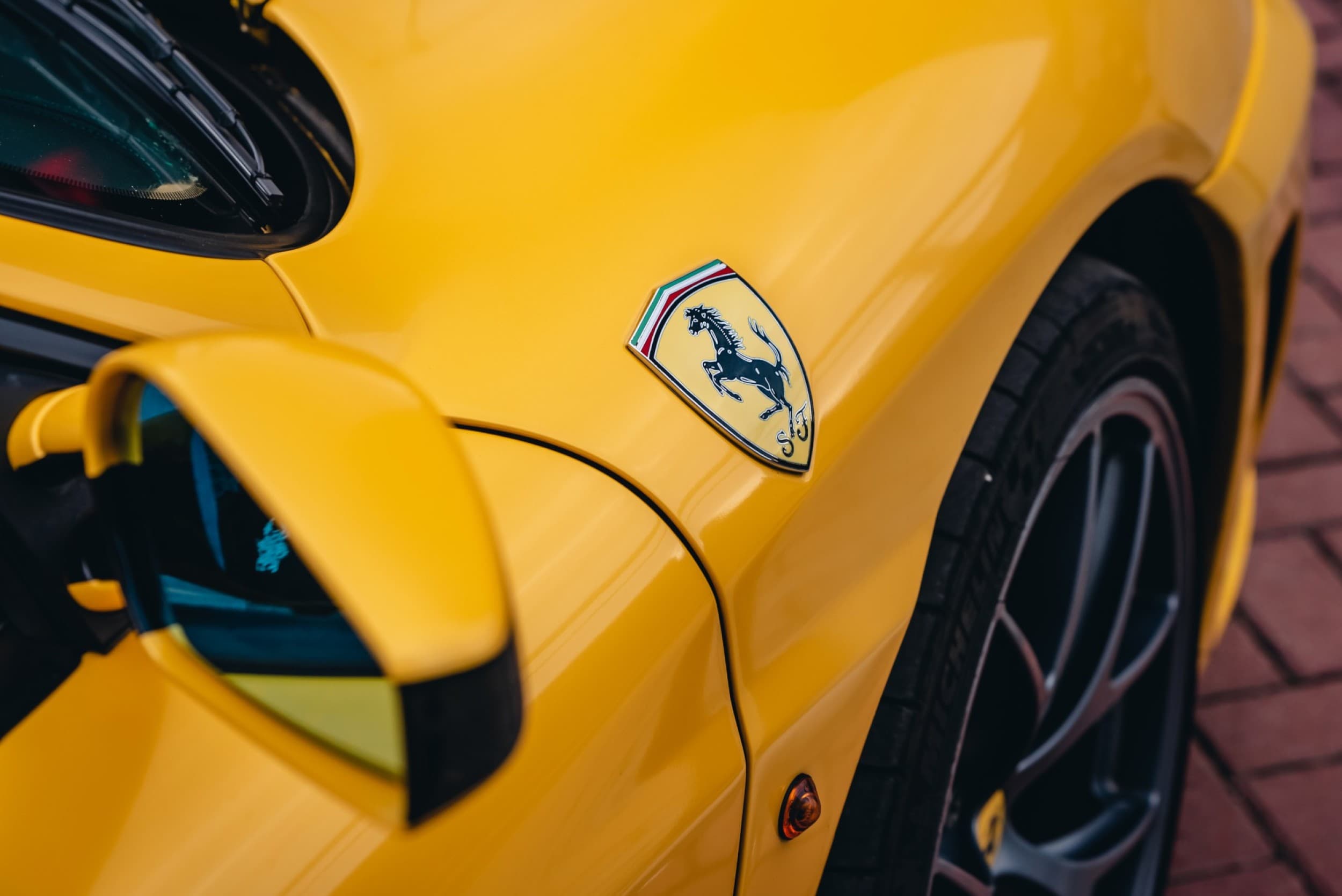 SuperDrive: Ferrari vai Lamborghini stūrēšana (6 apļi) | Davanu Serviss