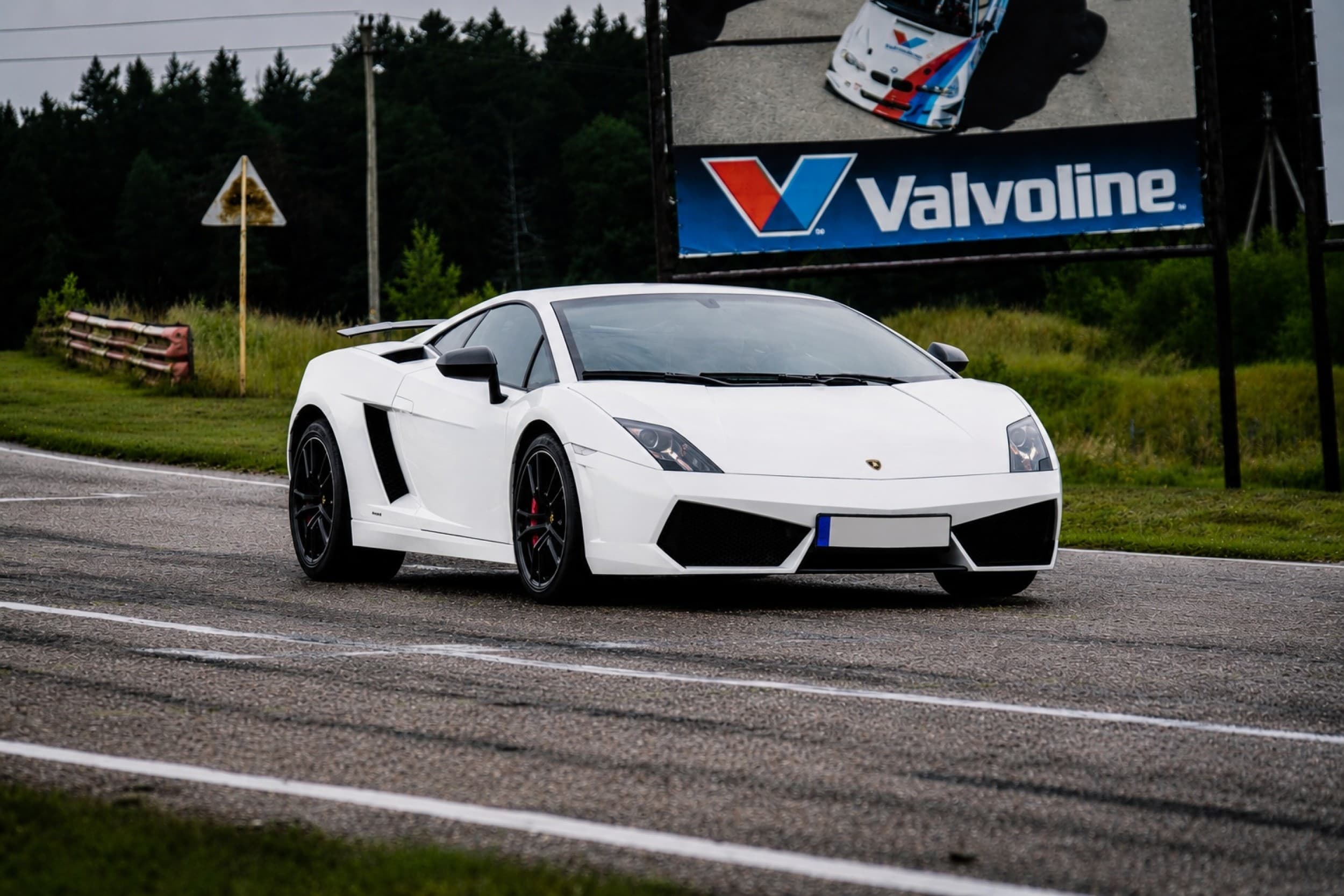 Brauciens ar Ferrari vai Lamborghini Biķernieku trasē (8 apļi) 