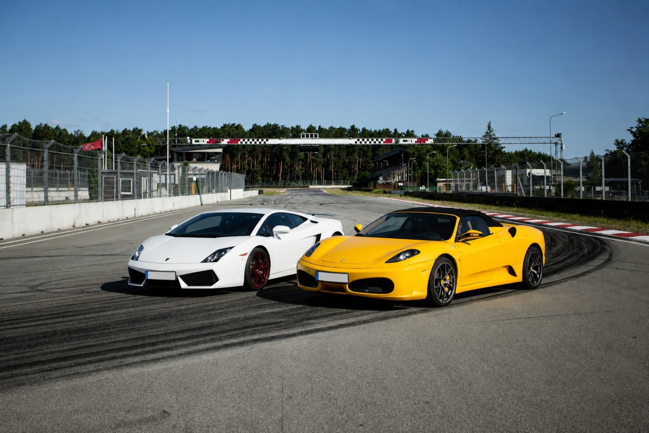 Brauciens ar Ferrari vai Lamborghini Biķernieku trasē (8 apļi) 