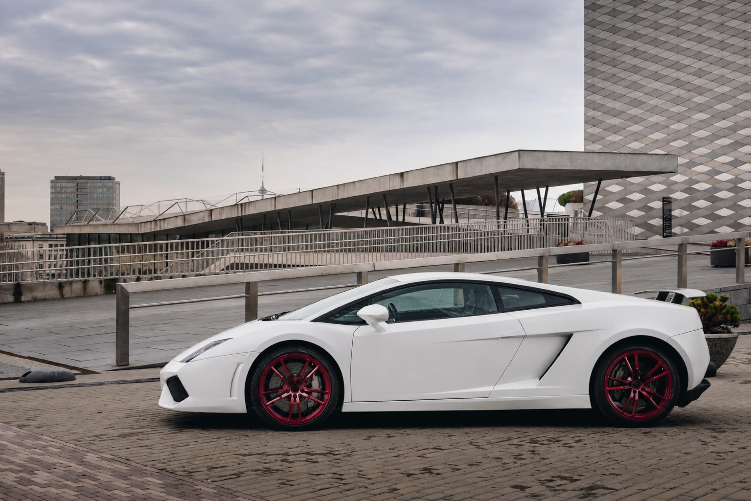 Brauciens ar Ferrari vai Lamborghini Biķernieku trasē (8 apļi) 