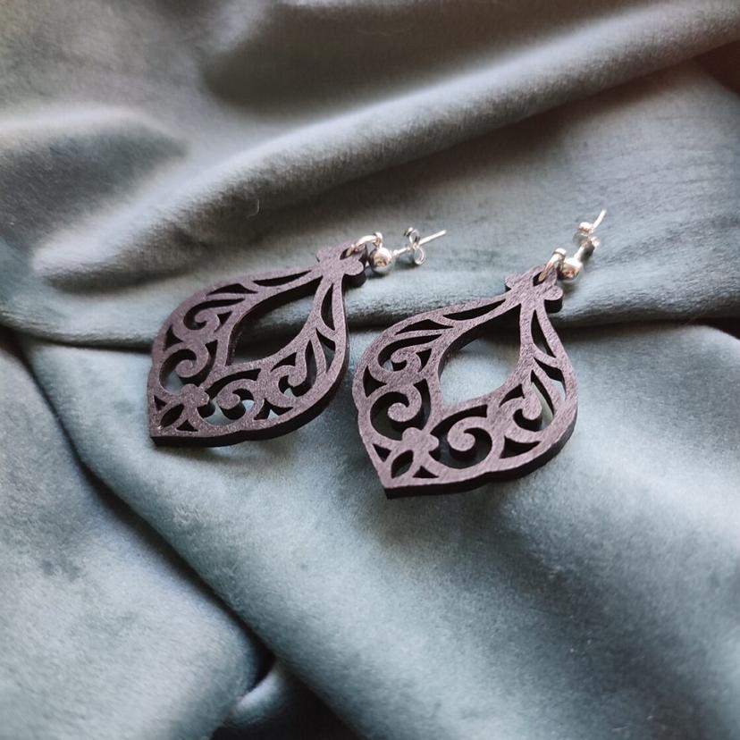 Koka auskari stilīgam tēlam no "Good Happens"