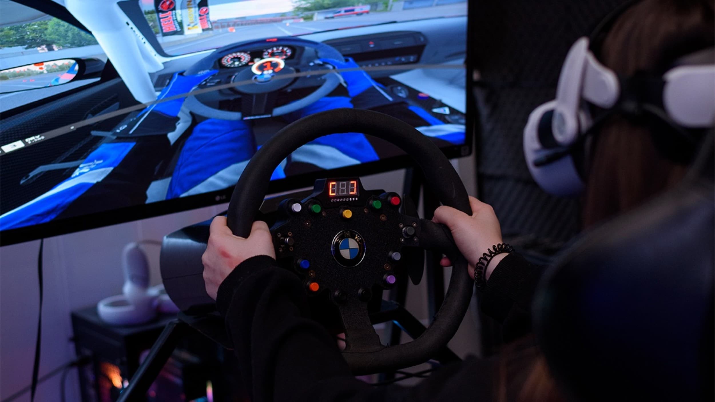 Brauciens ar auto sacīkšu simulatoru – VR Gaming Rīgā | Davanu Serviss