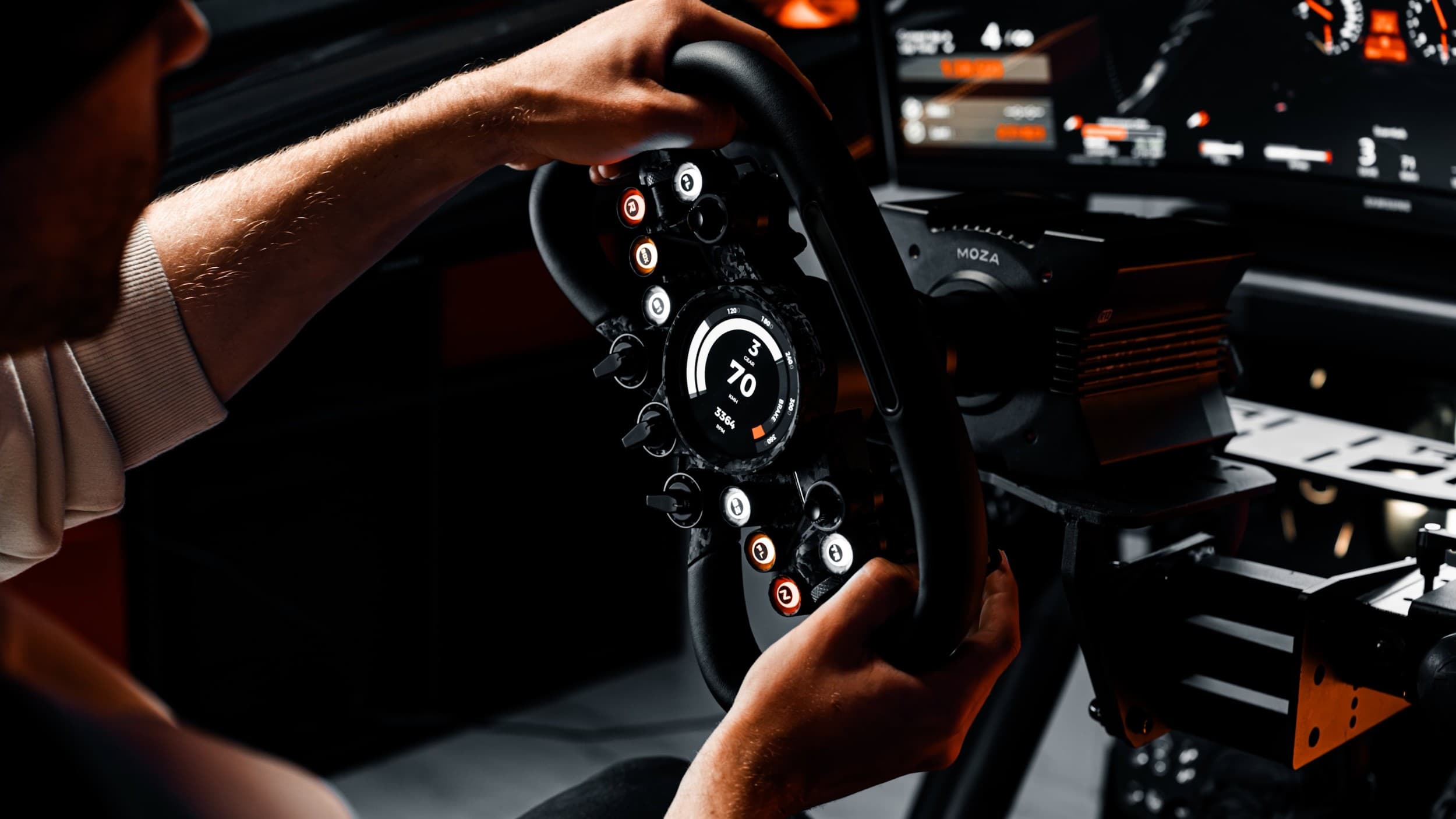 Brauciens ar auto sacīkšu simulatoru – VR Gaming Rīgā | Davanu Serviss