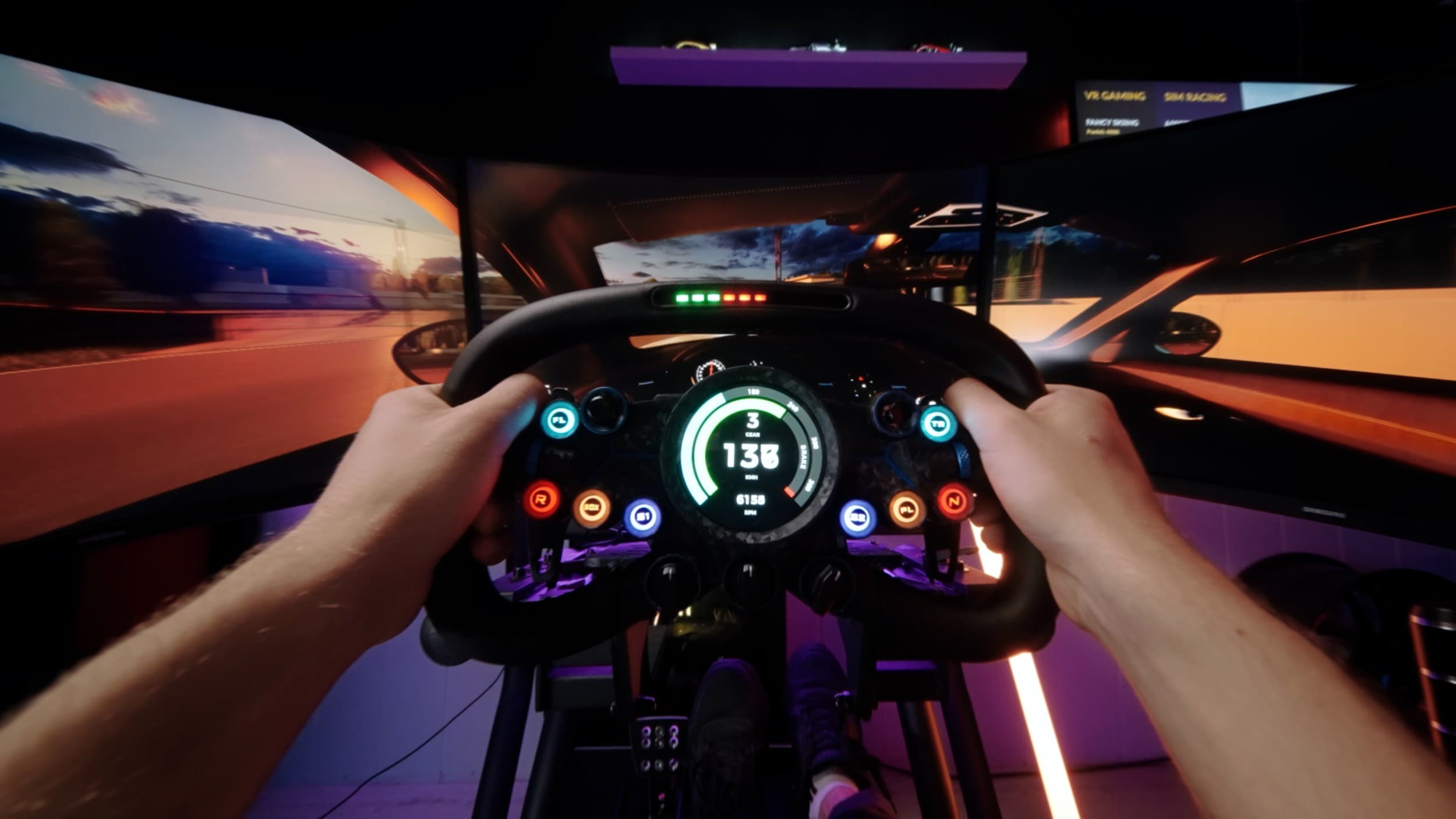 Brauciens ar auto sacīkšu simulatoru – VR Gaming Rīgā | Davanu Serviss