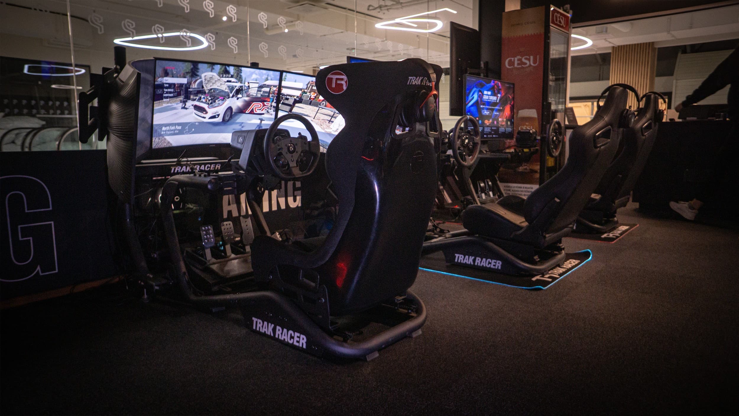 Brauciens ar auto sacīkšu simulatoru – VR Gaming Rīgā | Davanu Serviss