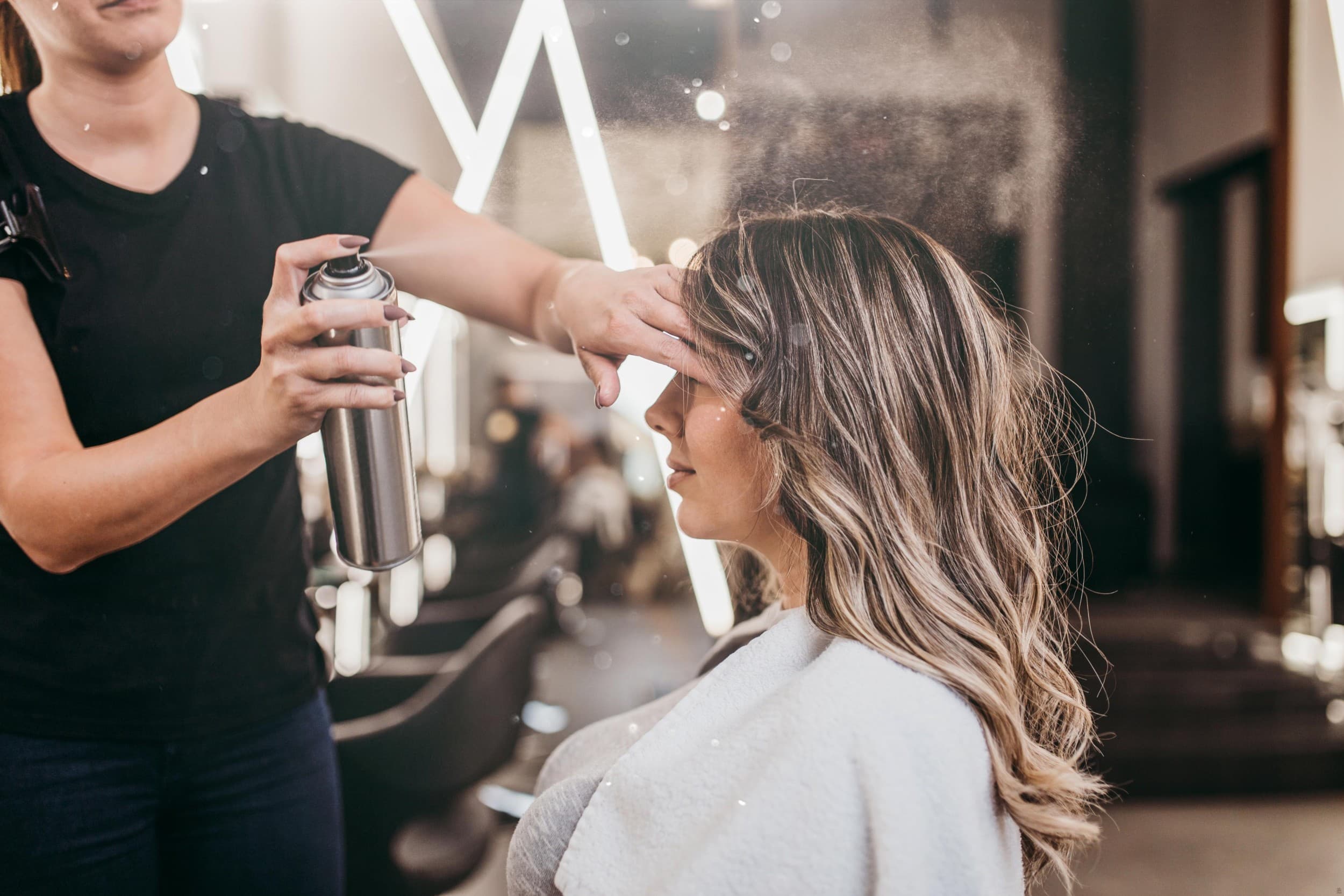 Šķipsnu balināšana, griezums un ieveidošana vidēji gariem matiem "Mon Amour" salonā | Davanu Serviss
