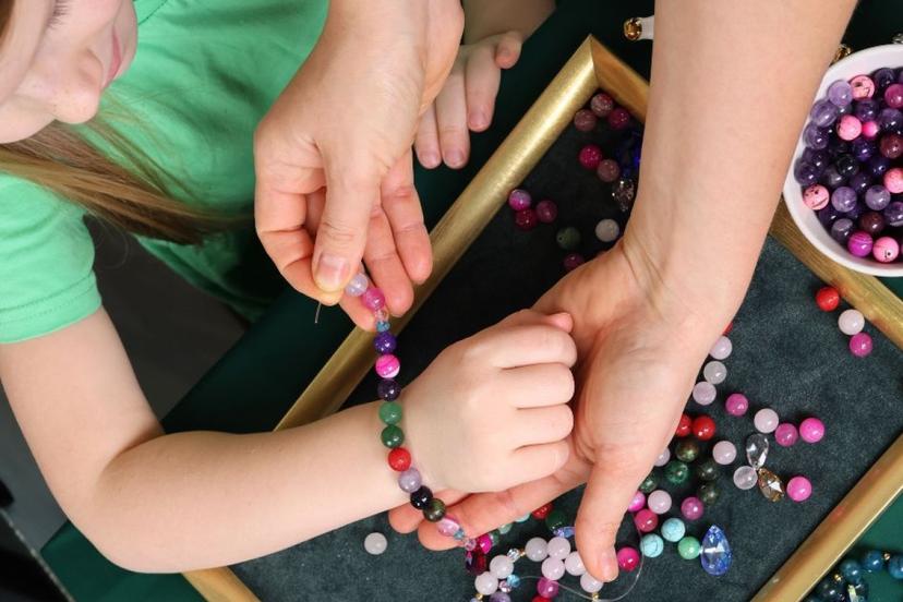 Bērnu rotu veidošanas meistarklase pie "Nela Gems" (2 pers.)