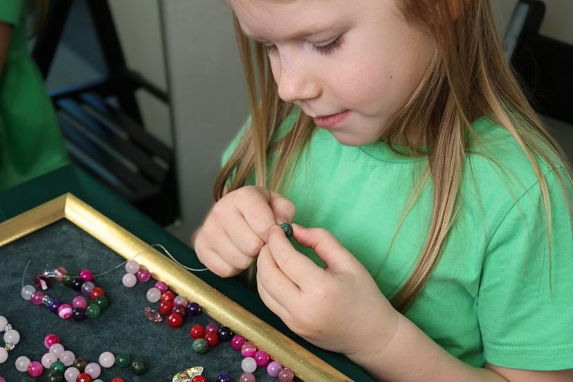 Bērnu rotu veidošanas meistarklase pie "Nela Gems" (4 pers.)