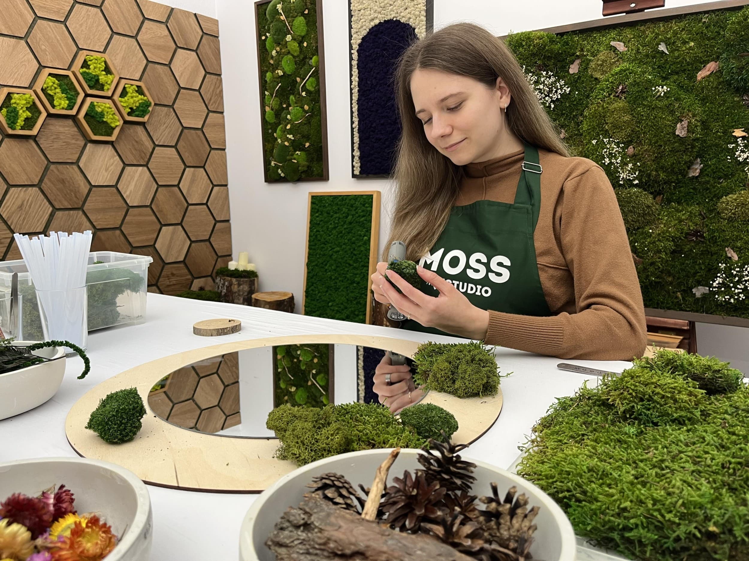 Spoguļa dekorēšanas meistarklase ar sūnām no "Moss Art Studio" (d-55cm)