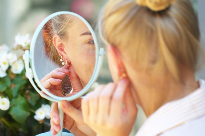 Ausu caurduršana Nela Gems studijā (2 caurumi)