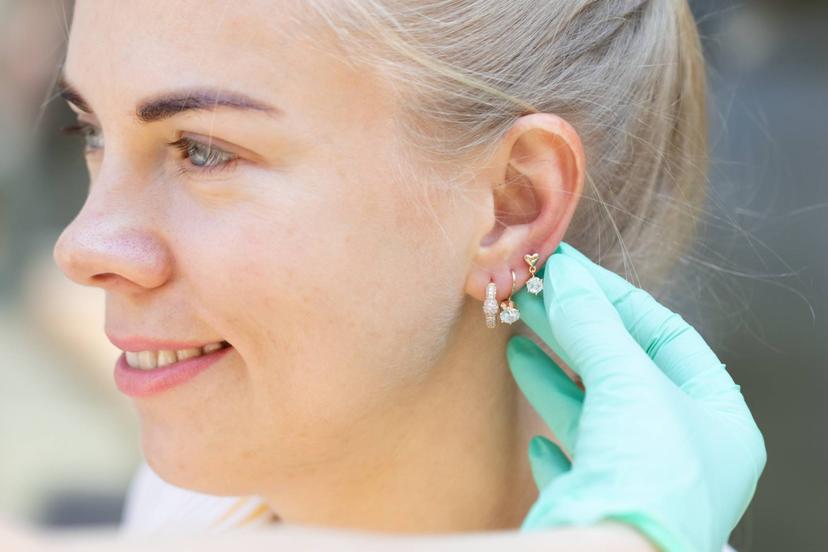 Ausu caurduršana Nela Gems studijā (4 caurumi)