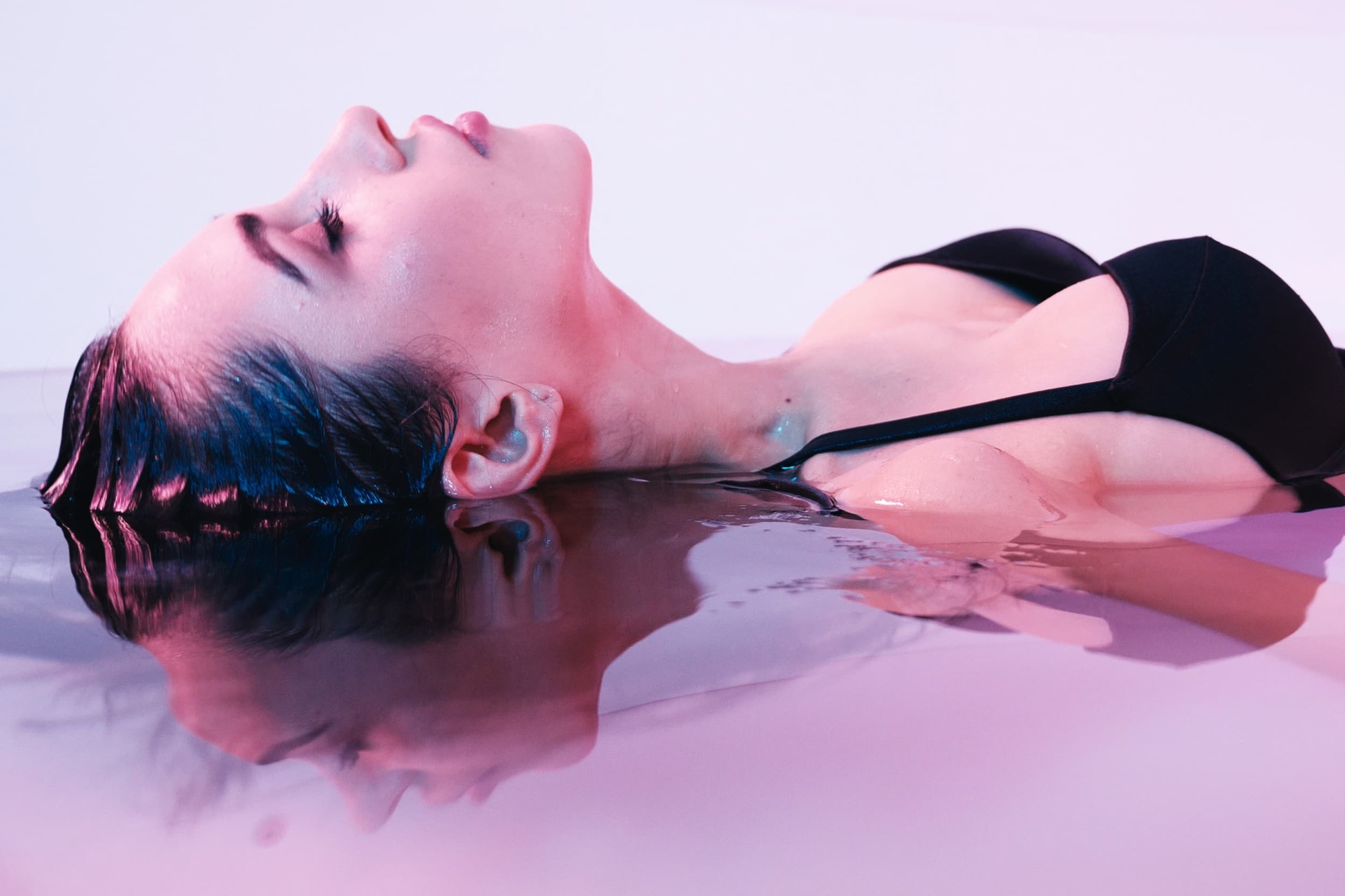 Divi floutinga seansi vienam – Floating Universe Rīgā