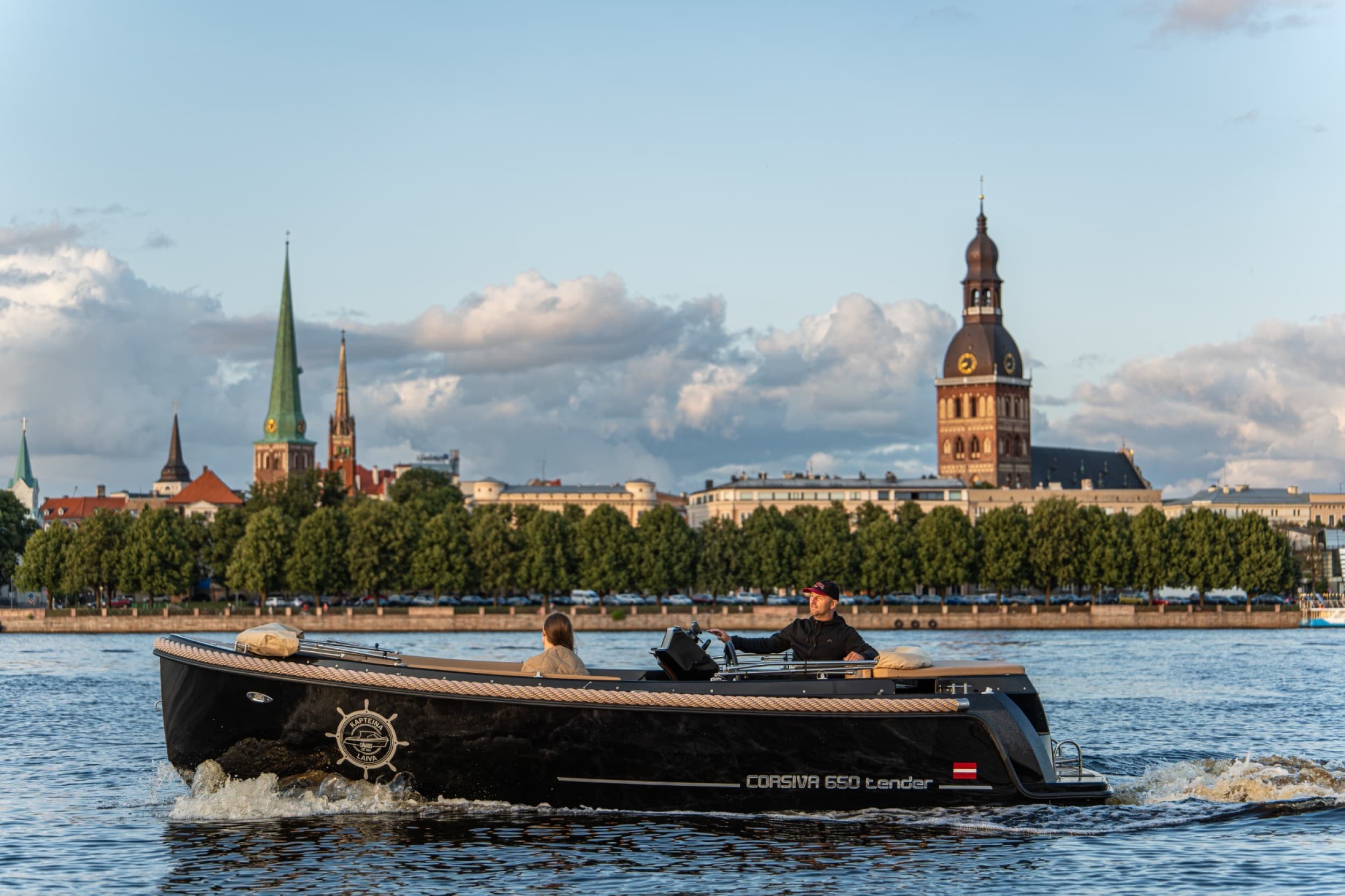 Pilsētas kanāla brauciens ar Kapteiņa Laivu "Dāvids" (4 pers.)