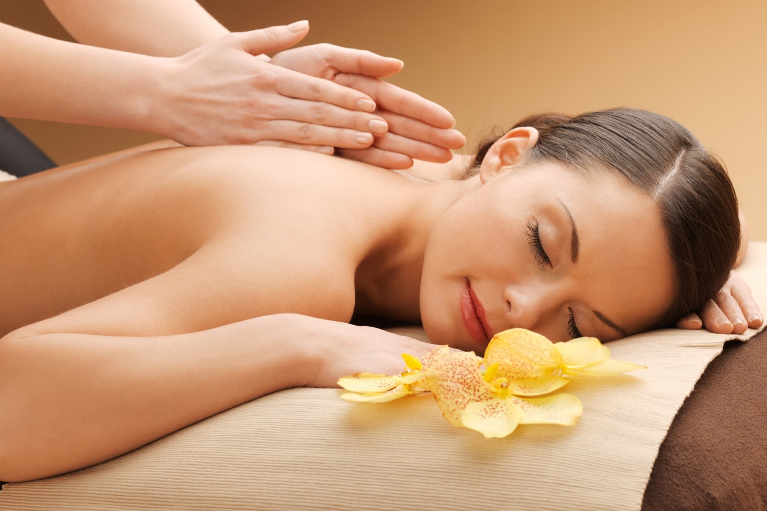Atslābinoša muguras un pēdu aroma masāža – Activ&SPA Rīgā | Davanu Serviss