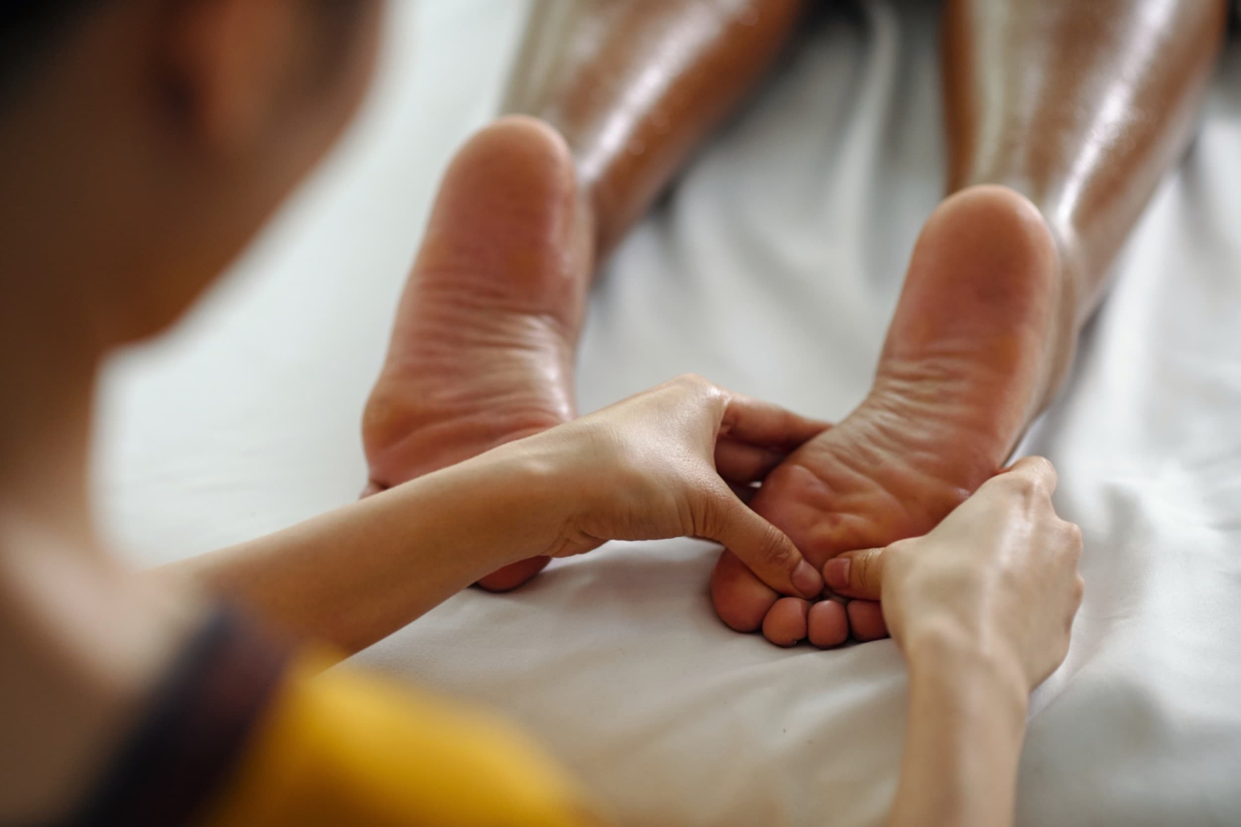 Atslābinoša muguras un pēdu aroma masāža – Activ&SPA Rīgā | Davanu Serviss