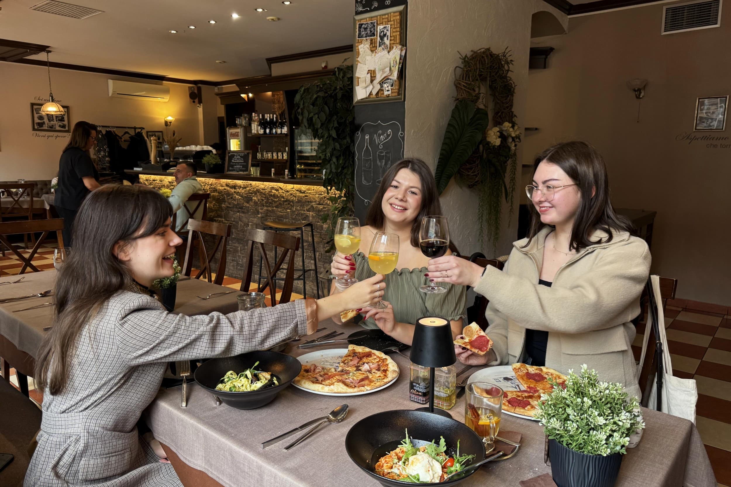 Picas un dzērieni diviem itāļu restorānā Da Roberta Rīgā | Davanu Serviss