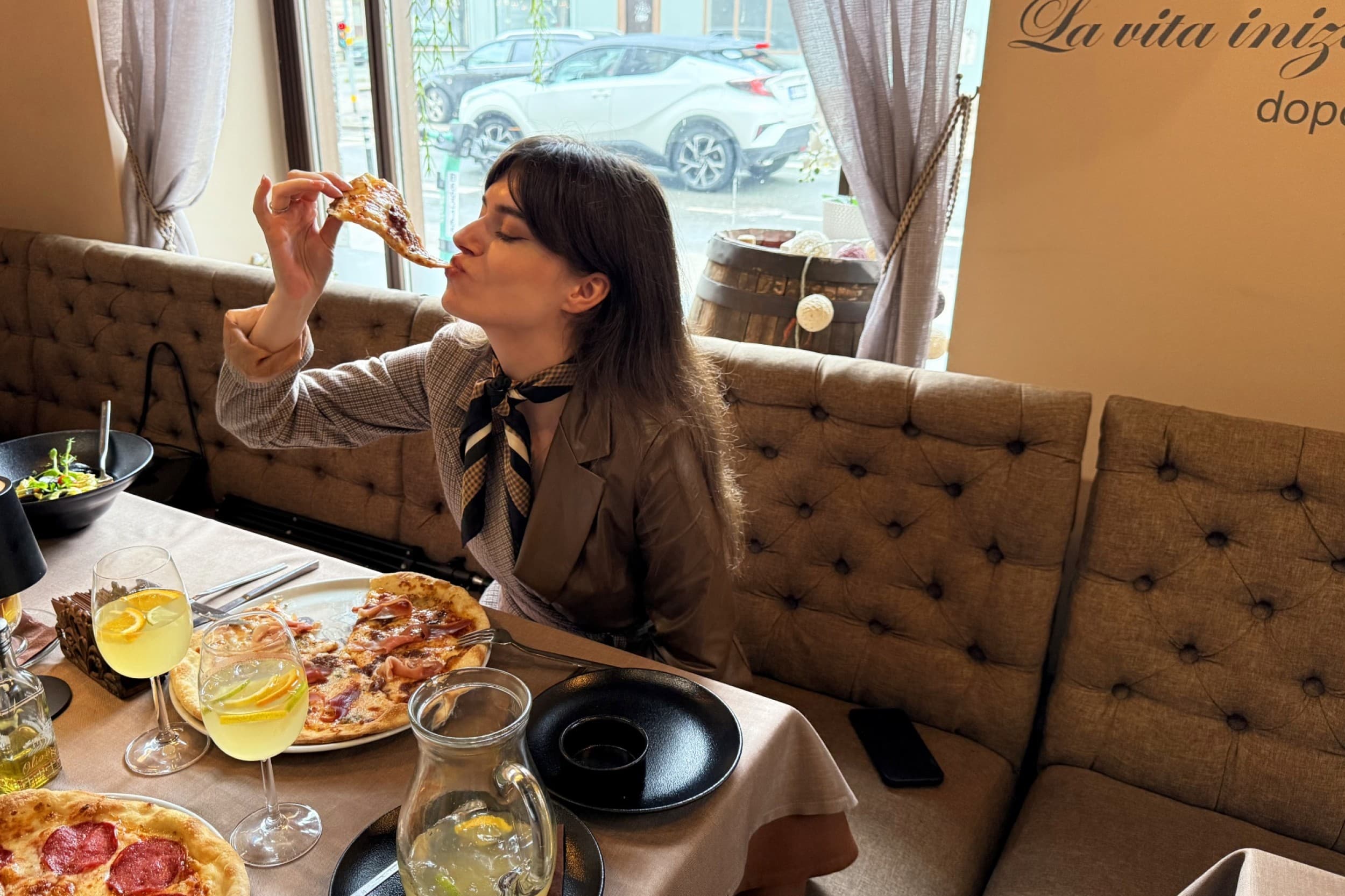 Picas un dzērieni diviem itāļu restorānā Da Roberta Rīgā | Davanu Serviss
