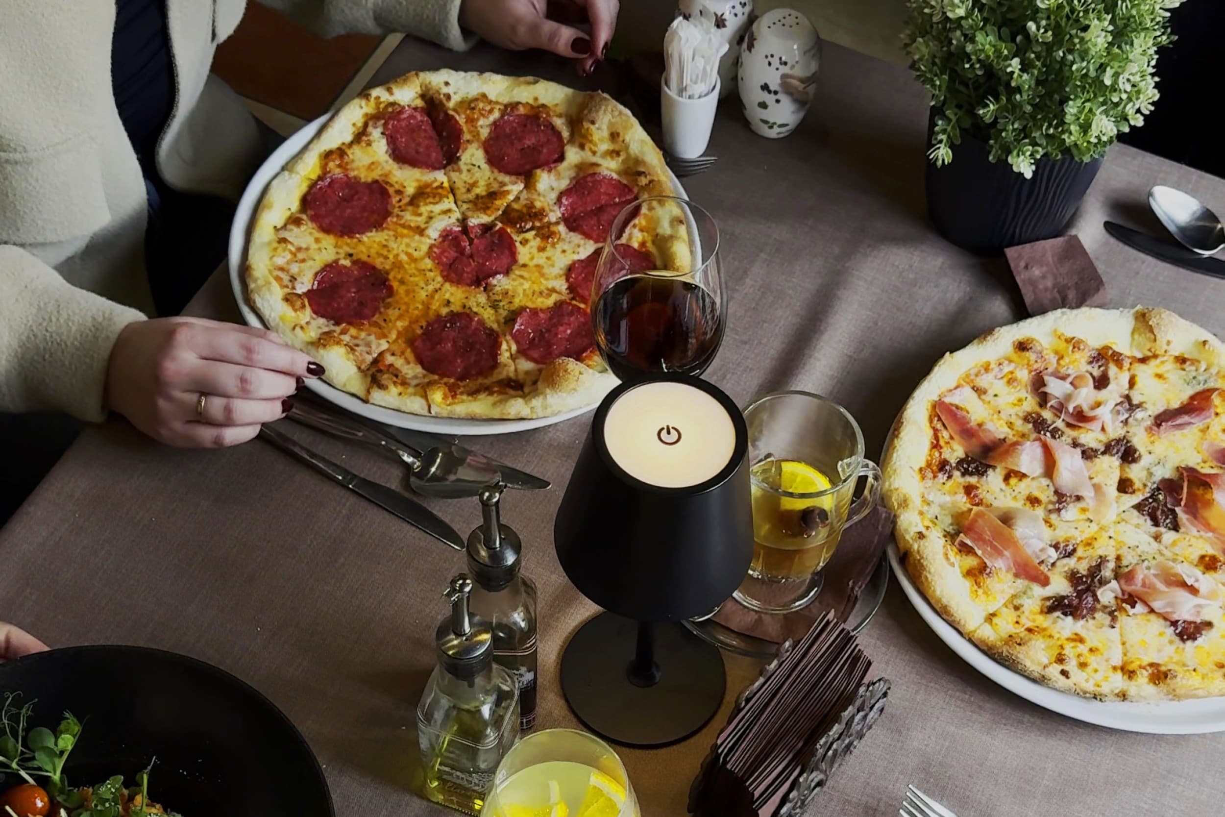 Picas un dzērieni diviem itāļu restorānā Da Roberta Rīgā | Davanu Serviss