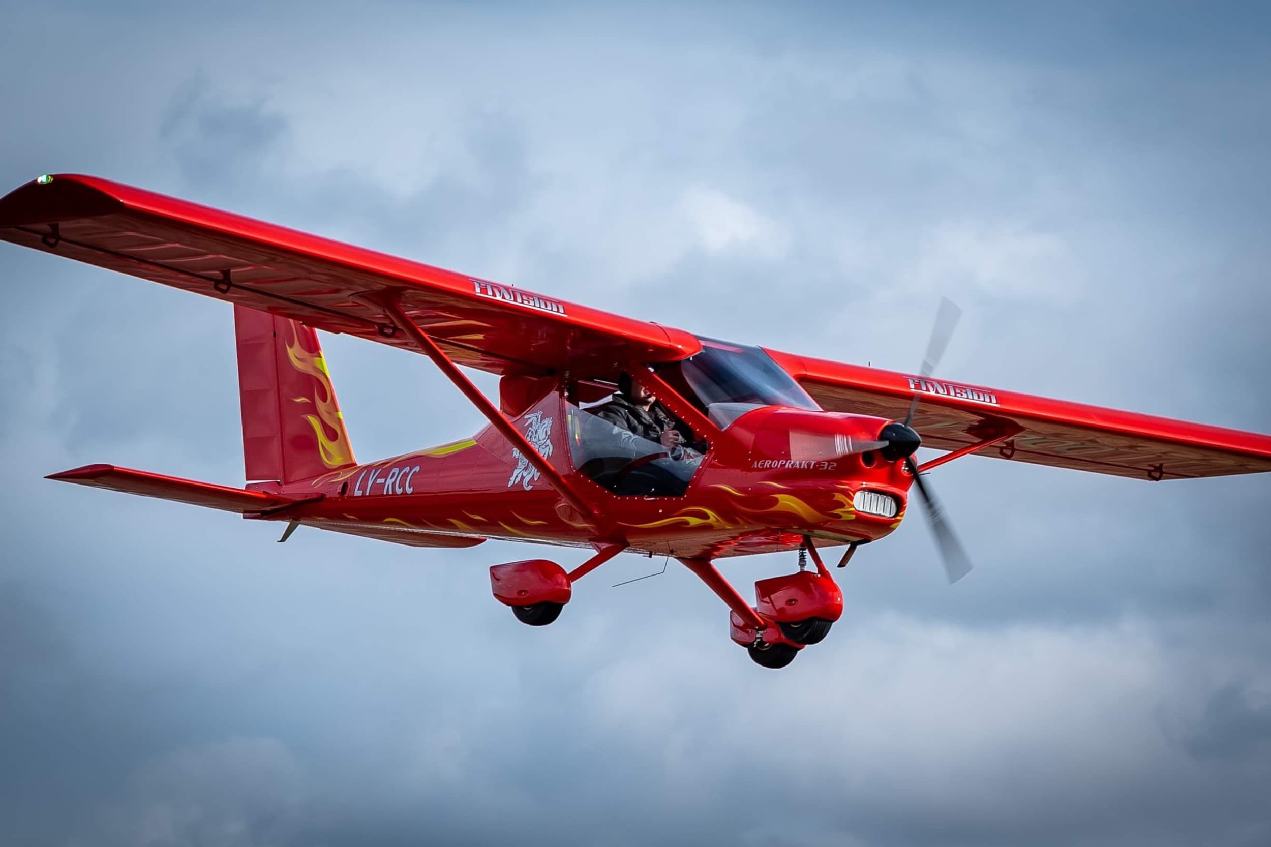 Iejūties pilota lomā – vadi lidmašīnu AEROPRAKT-32 | Davanu Serviss