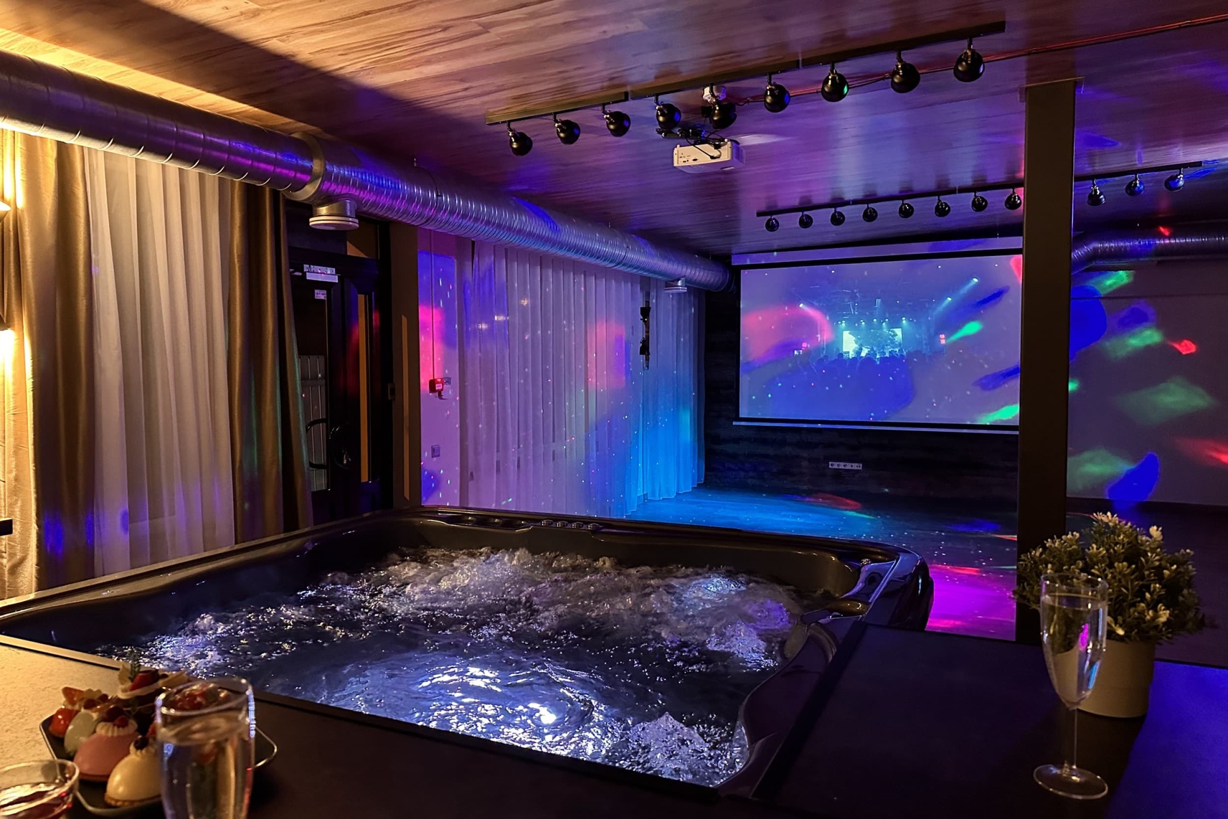 Skyhouse SPA Cinema: 1 nakts ar SPA un kino 2–4 personām | Davanu Serviss