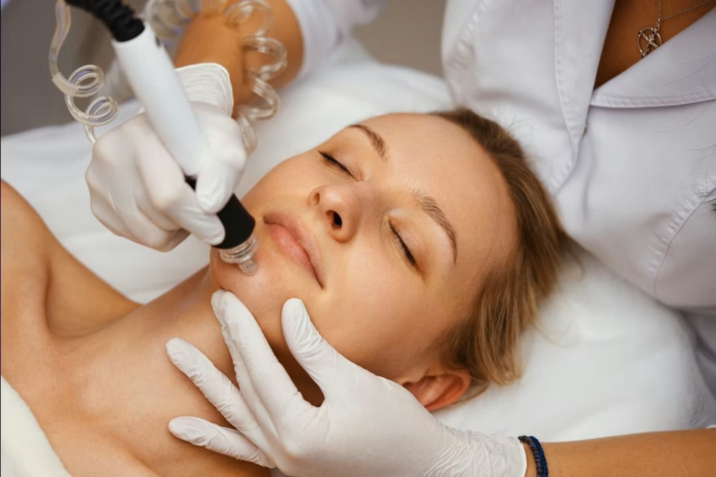 Kompleksā sejas ādas tīrīšana 3 in 1 studijā AH Body Therapy | Davanu Serviss