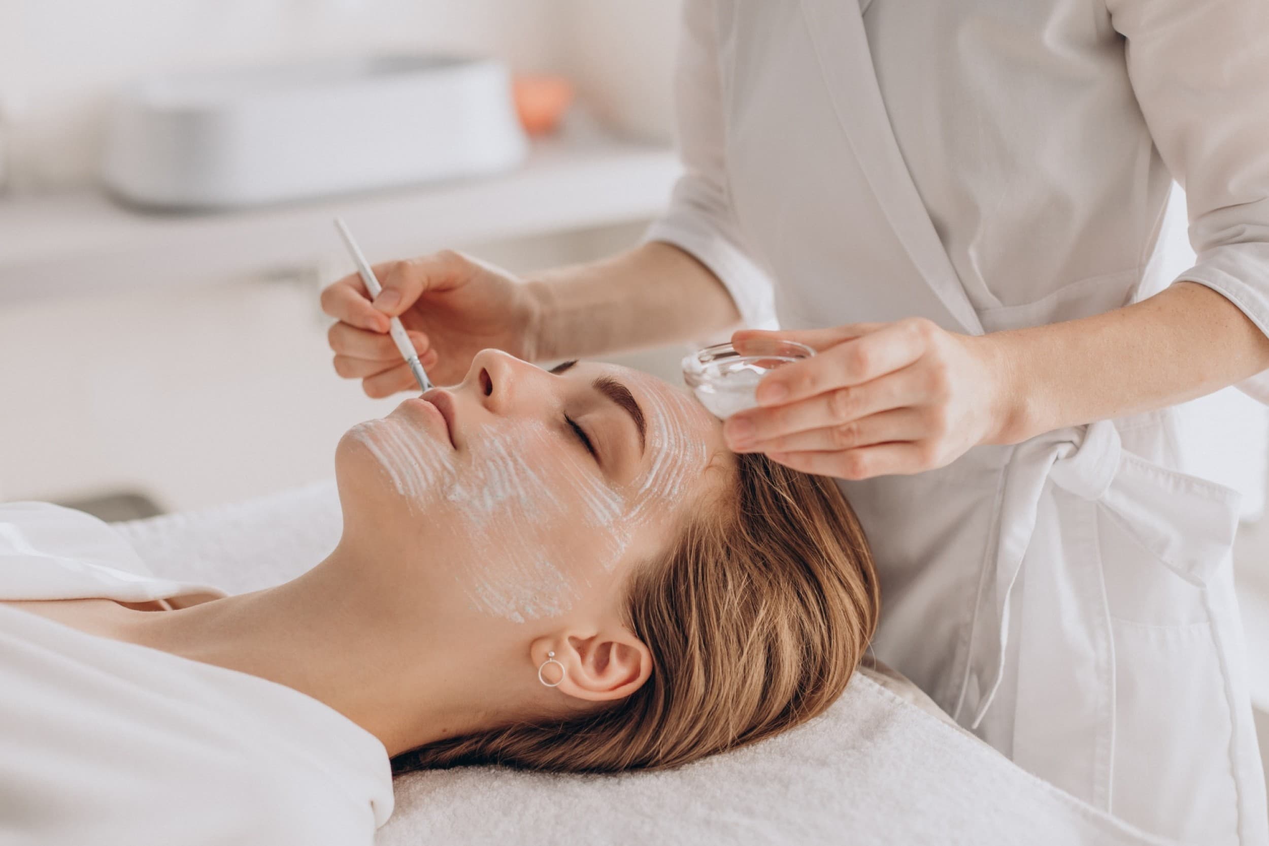 Kompleksā sejas ādas tīrīšana 3 in 1 studijā AH Body Therapy | Davanu Serviss