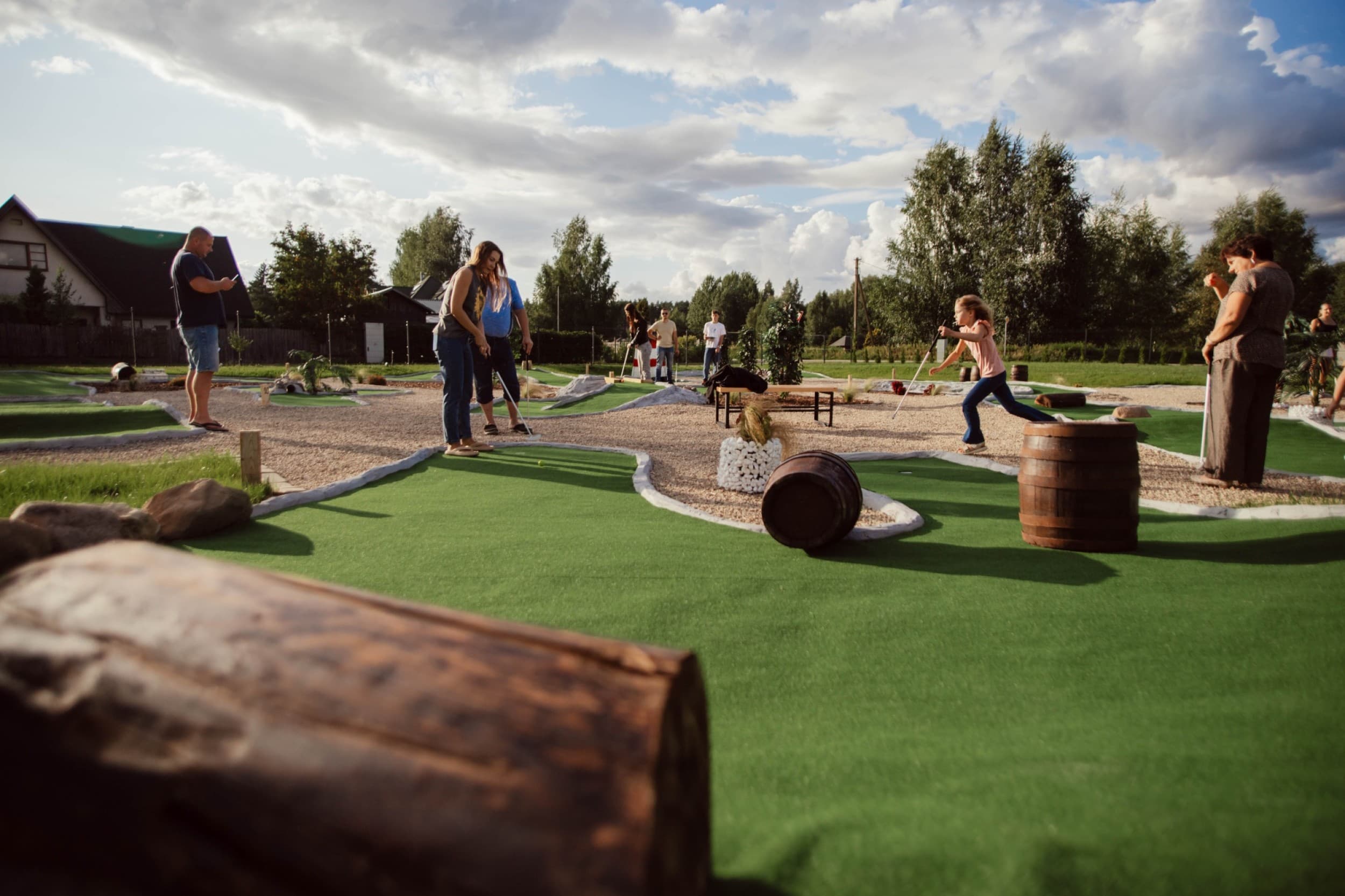 Minigolfs Āres: aizraujoša spēle vienai personai – Ikšķile | Davanu Serviss