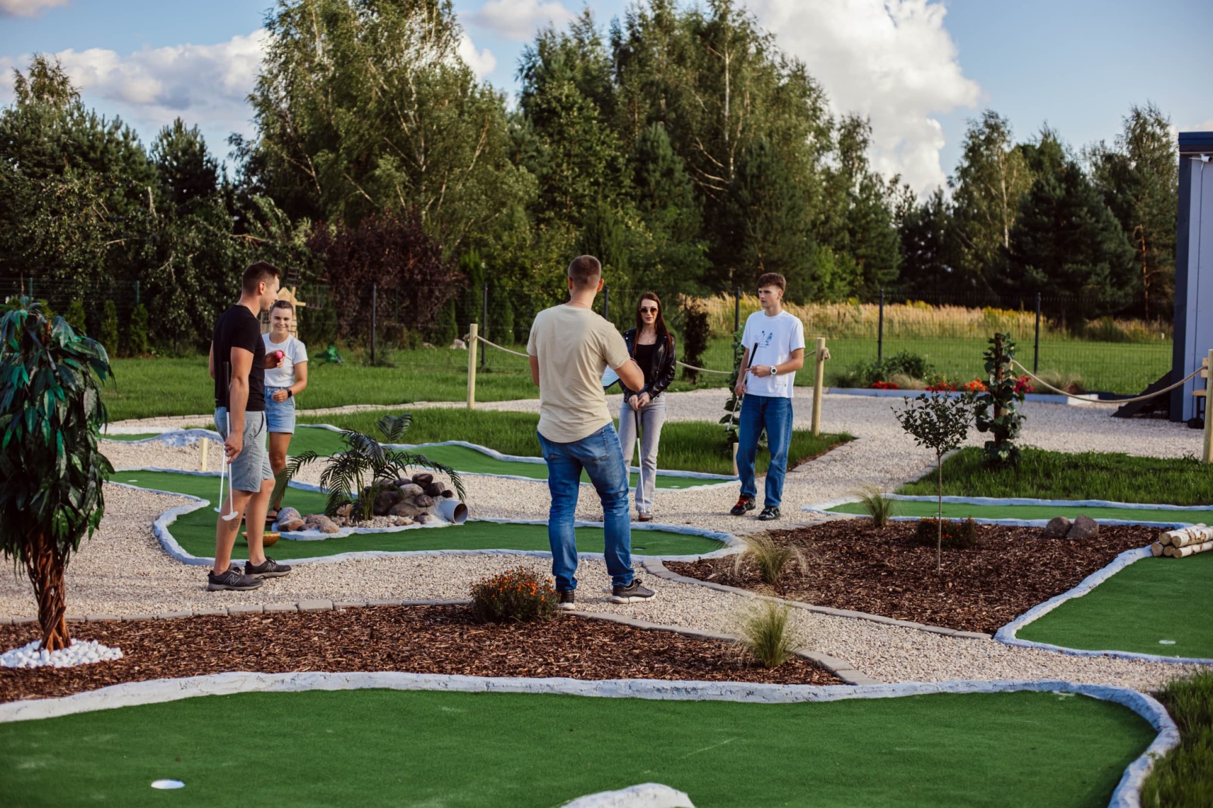 Minigolfa spēle svaigā gaisā visai ģimenei – Āres, Ikšķile | Davanu Serviss