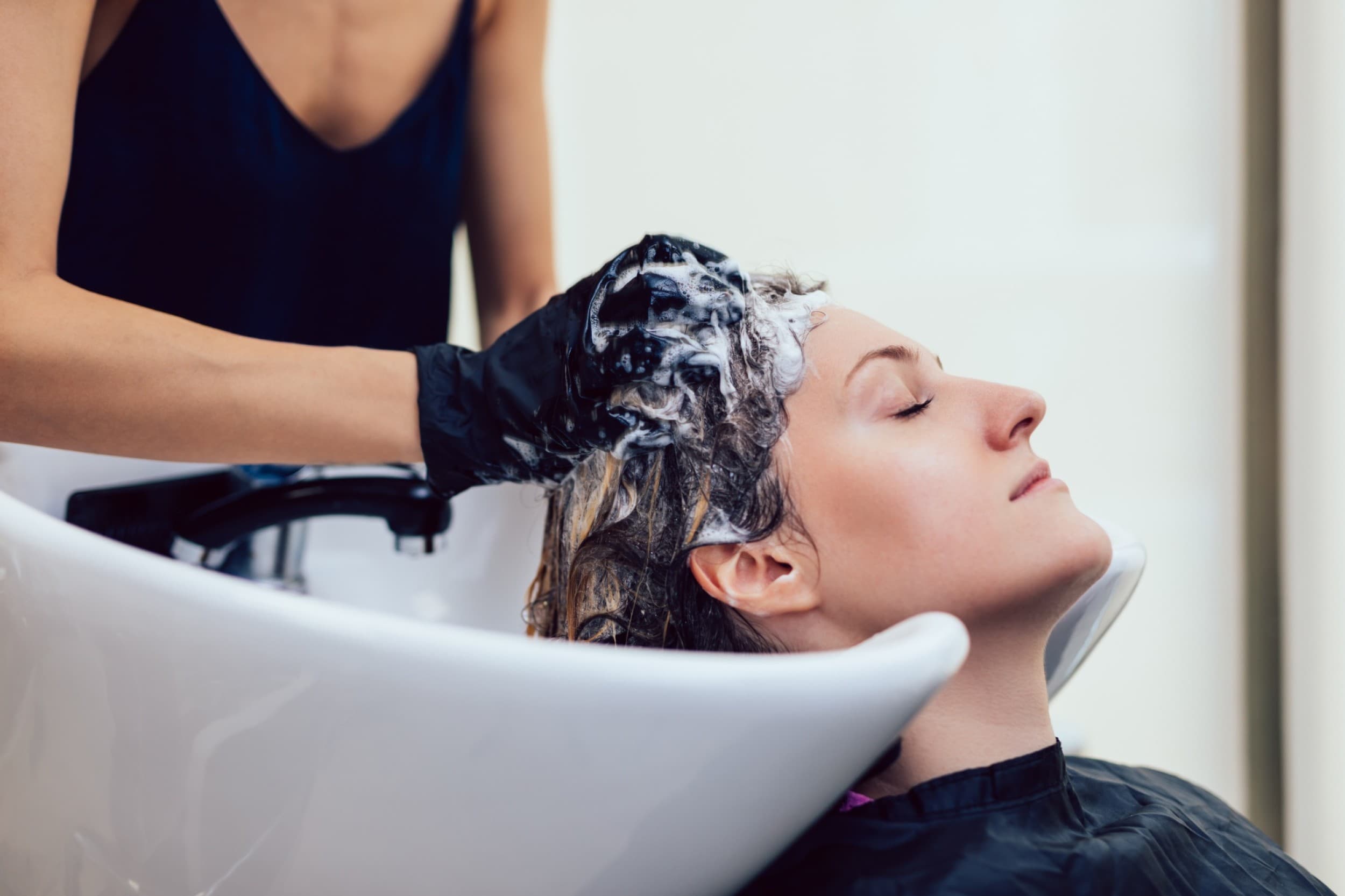 Matu krāsošana Balayage tehnikā – matu garums līdz lāpstiņām | Davanu Serviss