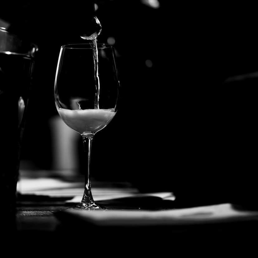 Dine in the Dark – Vakariņas Tumsā un glāze vīna vienam