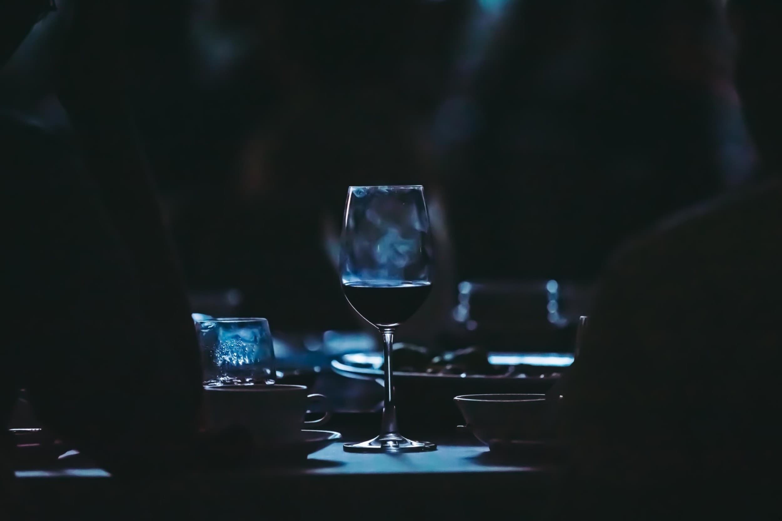 Dine in the Dark – Vakariņas Tumsā un pudele vīna vienam | Davanu Serviss