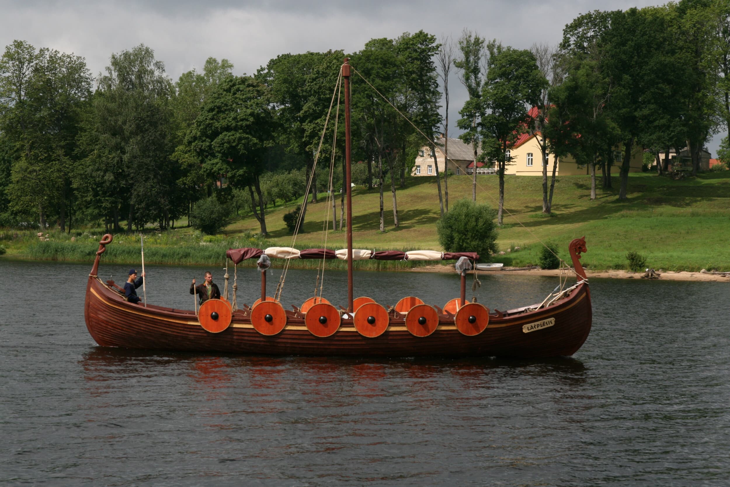 Brauciens pa Daugavu vikingu laivā (6 personām)