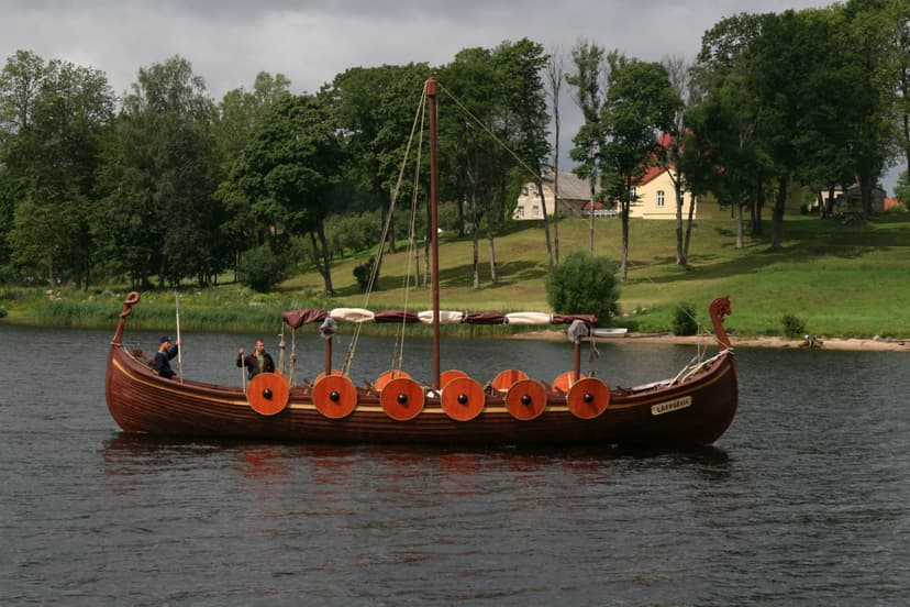 Brauciens pa Daugavu vikingu laivā (6 personām)