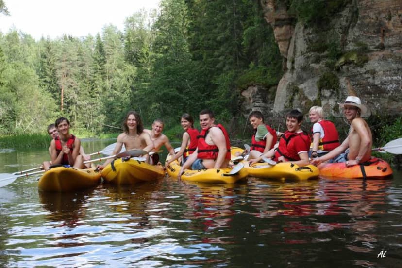 Aizraujošs brauciens ar kanoe laivām pa Gauju (4 personām)
