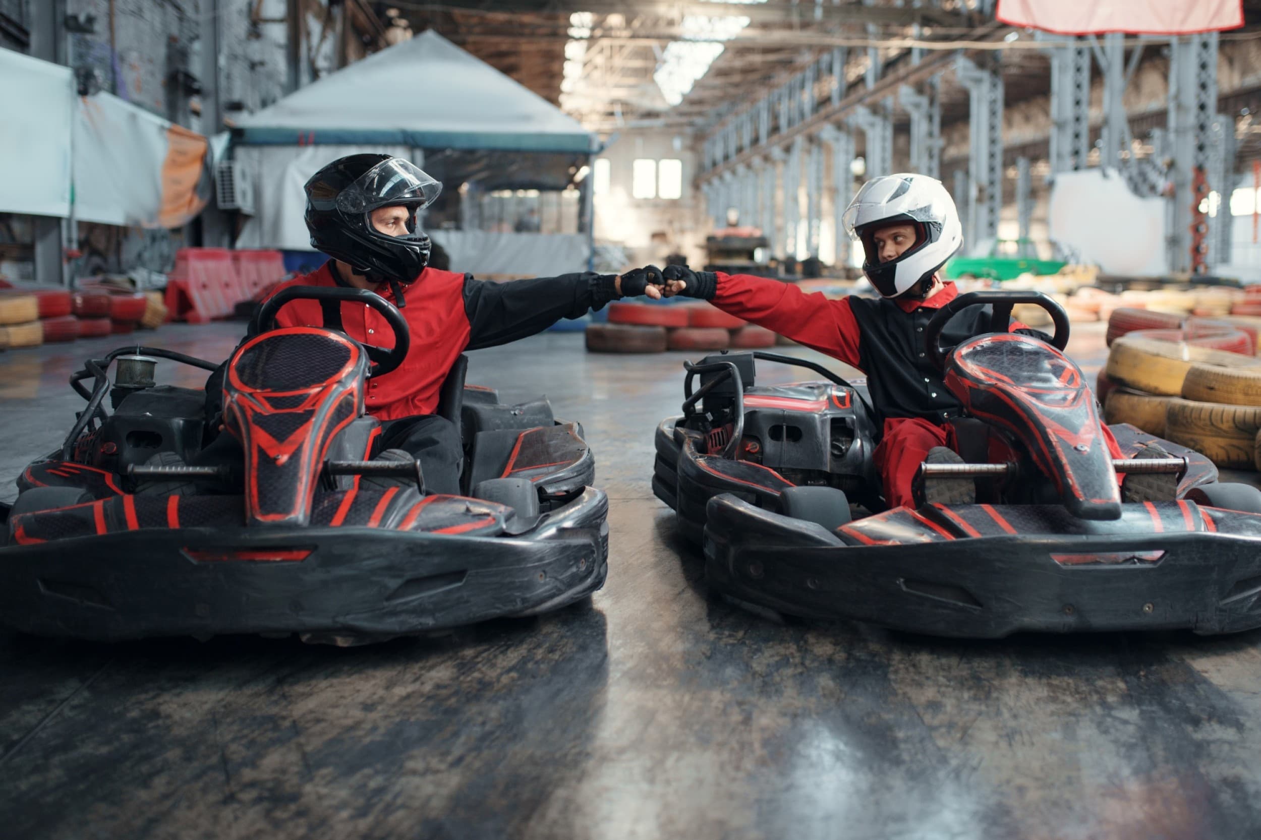 Aizraujošs brauciens ar kartingiem diviem – XL Riga trasē | Davanu Serviss