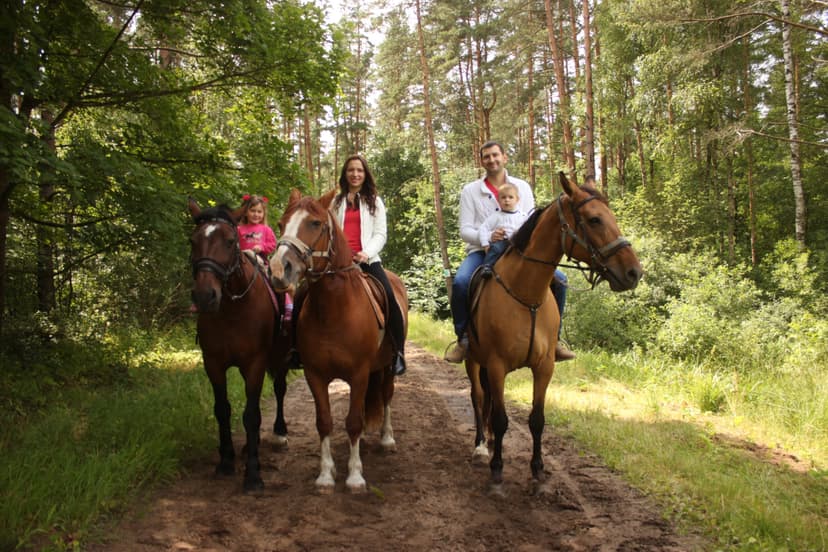 Izjāde ar zirgu ģimenei (vecāki + bērni)