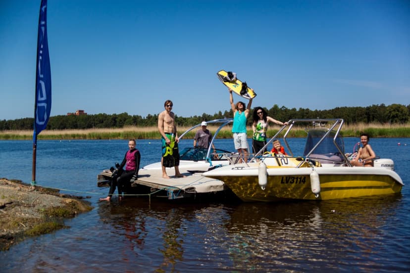 Atpūtas brauciens ar motorlaivu