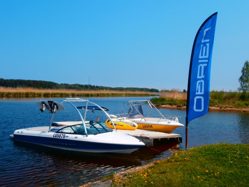 Ūdensslēpošana aiz kutera